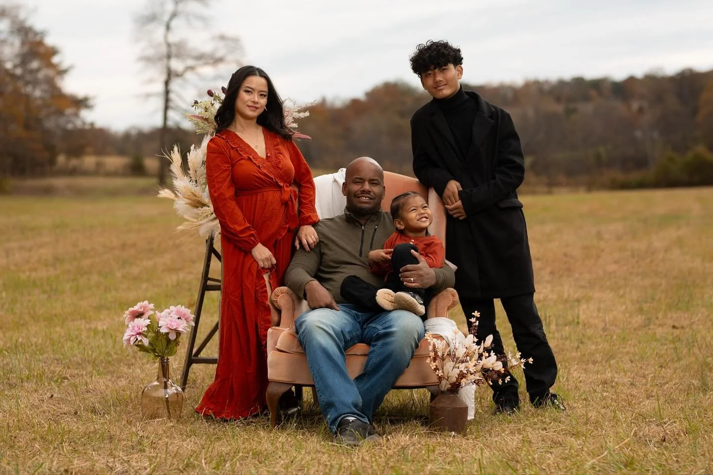 Hunts Haven Farm (@huntshavenfarm) was the perfect venue for this gorgeous family photo session. We had an exclusive opportunity to check out the farm and we ran with it! 

In season they have a wildflower bed, a sunflower field, barn and seasonal de