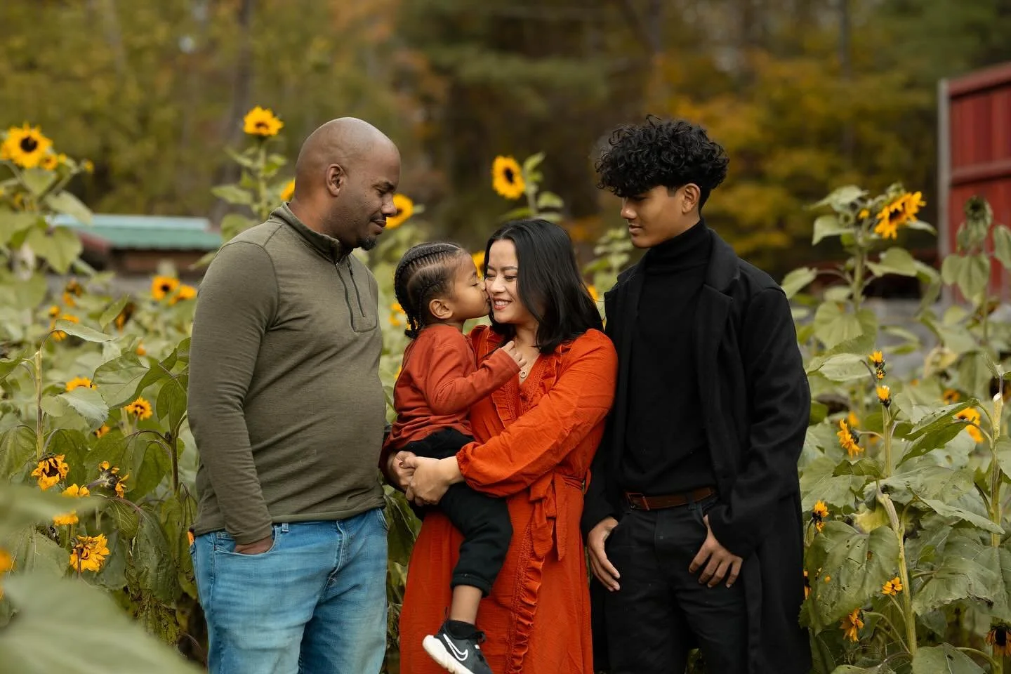 We went late in the season but the sunflowers were still in bloom! @huntshavenfarm was the only place that still had them. You&rsquo;ve got to book your next shoot there! Especially family sessions. The field is perfect for that. 

#huntshavenfarm #l