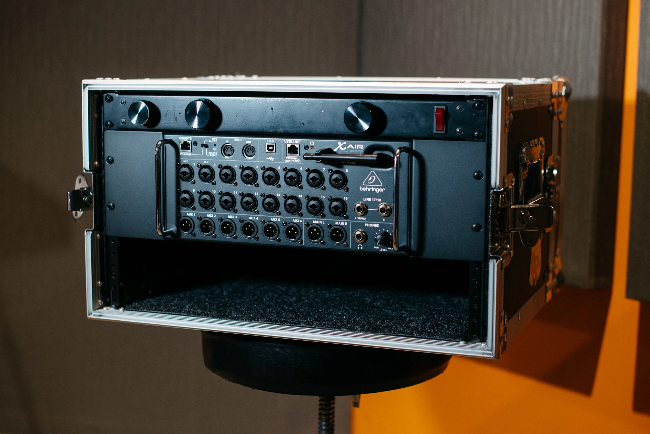 Behringer XR18