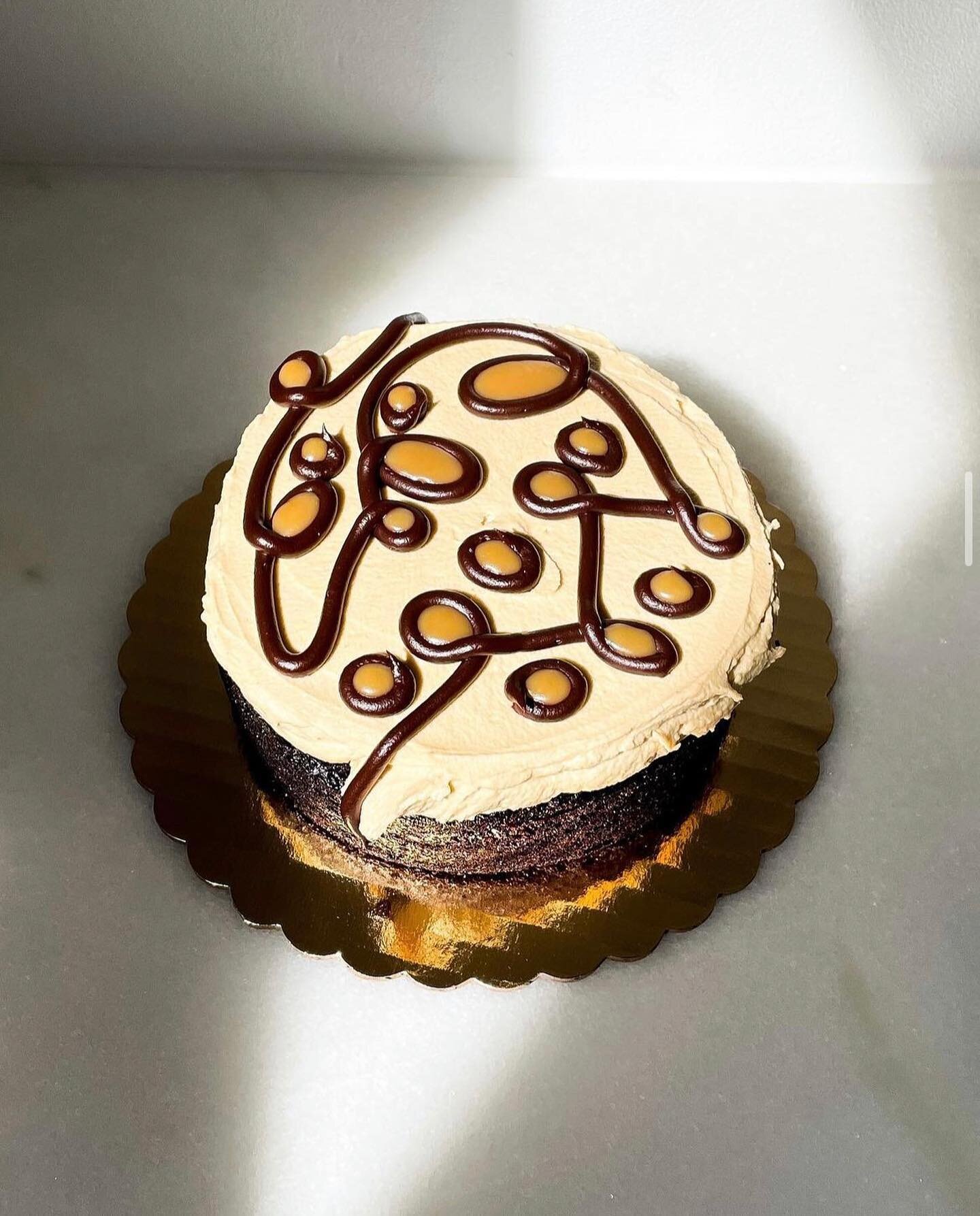 ✨revisiting past styles can be such a breath of fresh air ❣️

i miss the accessibility of minis but I don&rsquo;t miss the labor 🤷🏻&zwj;♀️

devil&rsquo;s food cake, whipped peanut butter frosting, dark chocolate ganache, salted caramel 😇
.
.
.
.
.
