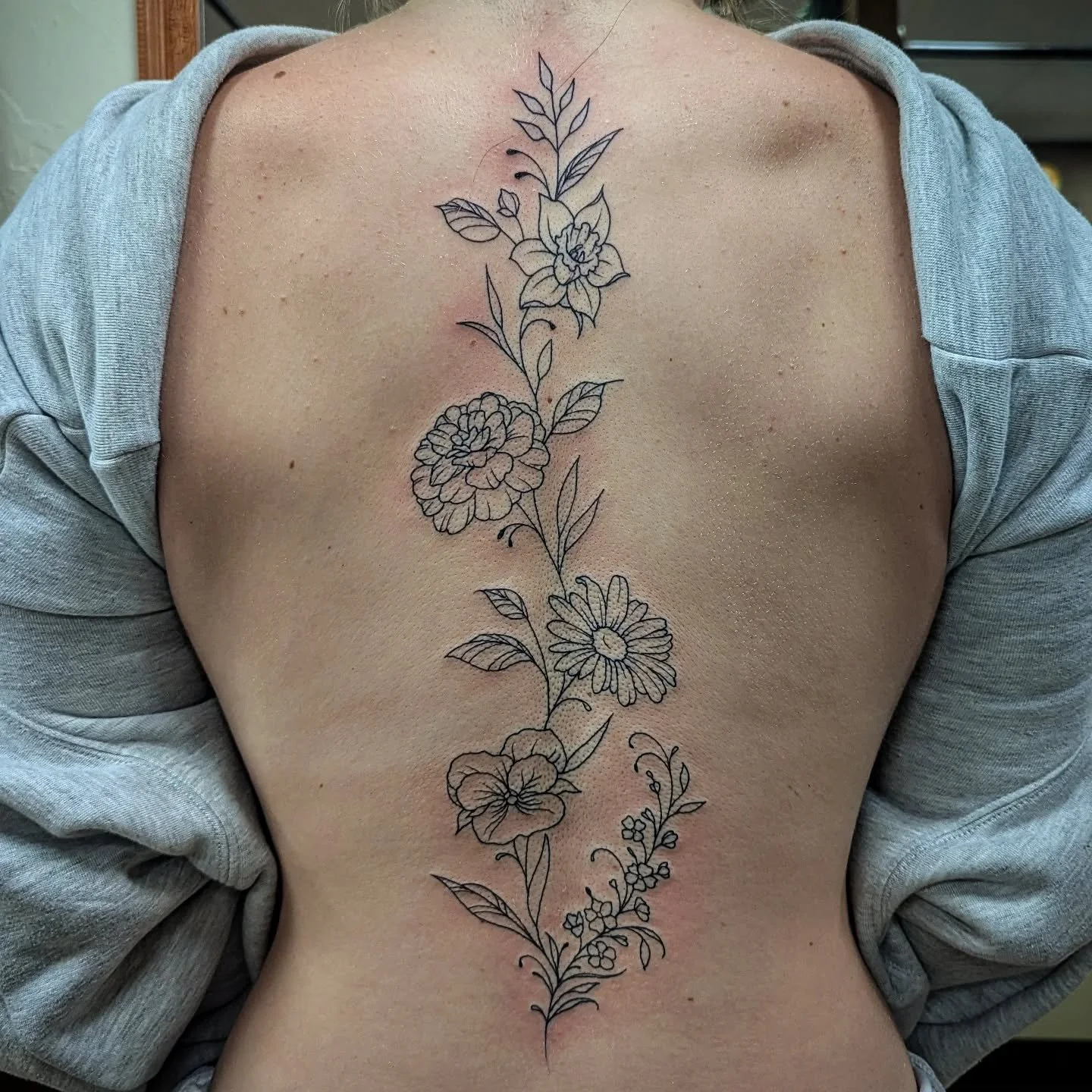 Another first tattoo ✨ Hella still so this took just over an hour. Shading is up for consideration. What do you guys think? Fineline minimalism is so hot rn, but I'm a fan of some deep tones 🖤
Thank you @thiss.jordynn !