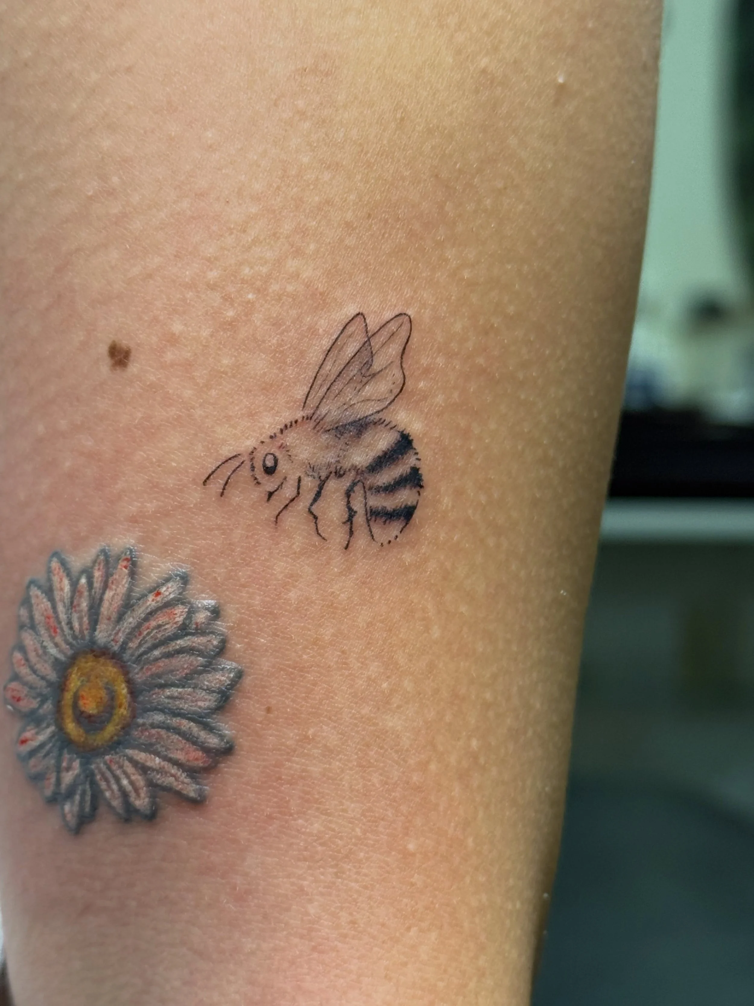 Tiny bee 🐝 #finelinetattoos