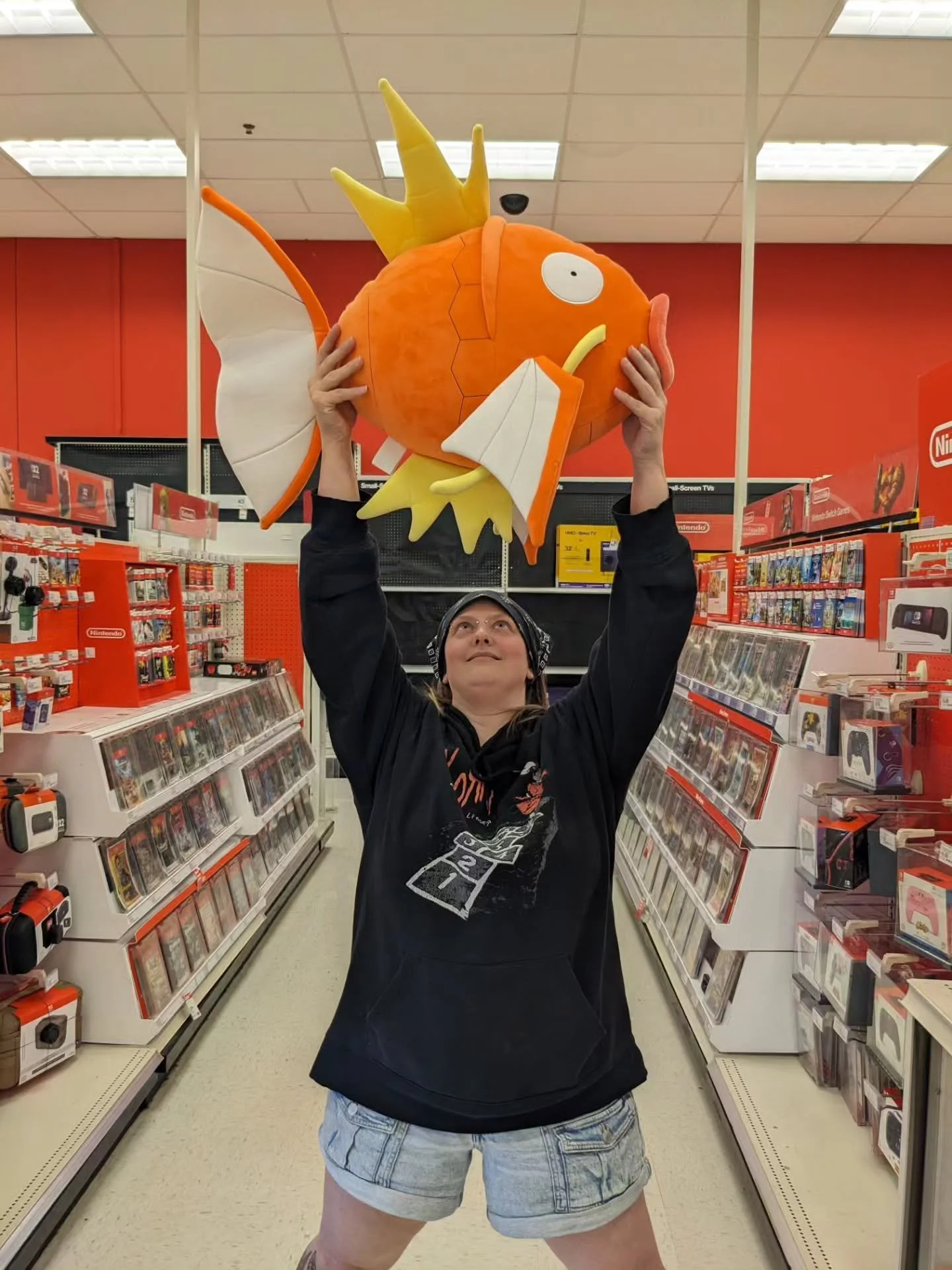 We're doing something weird for the 500th post. Random post go! #goofy #magikarp #plushie #happy500 

Sometimes I just stick my hand in a flowerbed and start taking pictures #closeup #floral 

#us #sillyposting #stevenuniverse #boxset #chats 

His na