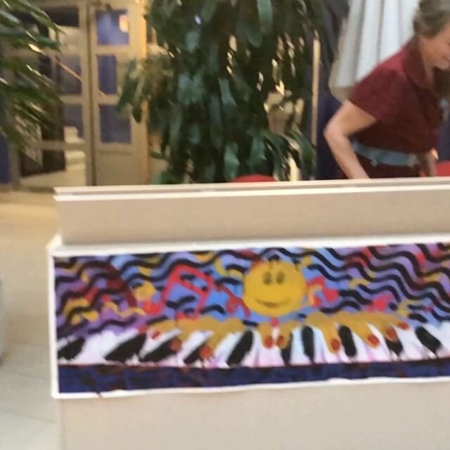 Happy at work cause @ossiantheselius made a wonderful front for our piano when doing a workshop with my great colleague from the playtherapy
#playtherapy #musictherapy #lekterapinlund #yamahamusicsweden 
#Musikbojen #musikterapibus
#musikterapi #ossi