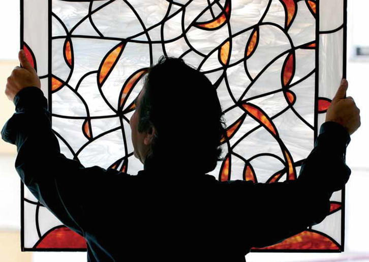 Tudo começa numa ideia que se desenvolve no estudo do trabalho a realizar. Quer seja um painel de mosaico, uma porta de vidro fundido ou uma janela de vitral, desta fase depende o resultado final. Aqui é exigido criatividade e a determinação necessária para chegar ao objectivo. Um trabalho belo e adequado. Depois do estudo concluído e aprovado pelo cliente passa-se à fase de produção. Passar o desenho para a escala real, cortar, pintar, cozer, montar, soldar, impermeabilizar, dar patine, limpar e voltar a montar no local a que se destina são algumas das fases porque passa o nosso trabalho que exige sempre concentração, dedicação e paciência, mas é também esta inércia que o torna especial. Finalmente transportamos e colocamos carinhosamente a obra que nos confiaram no local destinado. E é então aí que começa uma vida nova. Ficará para nós como um filho que cresceu e finalmente se emancipou, mas que nunca se esqueceu. Paulo Nogueira nasceu em Lisboa em 1959. Estudou na Escola de Artes Decorativas António Arroio e na Fundação Ricardo Espírito Santo. Em 1982 fundou o seu atelier para se dedicar à criação de vitrais, mosaico e escultura em vidro. O seu trabalho encontra-se em diversos países e colecções particulares. Membro do Centro Internacional do Vitral. Chartres, França. Sócio do Centro do Património da Estremadura. Principais exposições Vitral 1999- Salon International du Vitrail, Paris 2000- Marie de Gagny, Paris. 2001- Deuxiémme Biennel International du Vitrail, Bourg la Reine, Paris. 2002- Padrão dos Descobrimentos, Lisboa. 2003- Biennel International du Vitrail, Bourg la Reine, Paris. 2005- Biennel International du Vitrail, Bourg la Reine, Paris. Pintura 1988- Centro da Cartuja, Saragoça, Espanha. 1999- Galeria Paleta, Lisboa. 2000- Galeria do Museu Regional de Sintra. Arquivo Distrital de Leiria Casa da Música, Óbidos 2001- Espaço Gan, Lisboa. Lisboa Clube Médico Português. 2002- Padrão dos Descobrimentos, Lisboa. Auto Clube Médico Português, Lisboa. 2003- Museu Monsenhor Nunes Pereira, Fajão, Pampilhosa da Serra. Ordem dos Médicos, Lisboa. 2004- Átrio do Ministério das Finanças, Lisboa. 2007- Centro Galego de Lisboa. Referências 1998- Revista Inspirações. 2000 - Revista do Semanário Expresso “ A Arte dos Vitrais” Revista Arte y Cimiento, Espanha. 2002- Reportagem no programa “ Via Aberta” da RTP1 Entrevista na RDP, Antena2 2007- Reportagem na revista “ Pública” do jornal “ O Público” Trabalhos de carácter público 6º Cartório de Lisboa. Galerias Via Veneto, loja Ferlina Gioelli, Lisboa. Restaurante Kashmir, Lisboa. Cafetaria Espiga Dourada, Amadora. Cafetaria Viriato, Ramada. Restaurante Fornos do Padeiro”, Paço de Arcos. Cafetaria Queques da Linha, Paço de Arcos. Museu Central de Cervejas. Escultura em vidro “Galo” , Ourém. Fundação Caixa Agrícola. Santiago do Cacém Igrejas Igreja do Socorro, Funchal, Madeira. Igreja do Faial, Madeira. Igreja de S. Pedro. Pêro Pinheiro . Igreja de Câmara de Lobos, Madeira. Igreja do Curral das Freiras, Madeira. Igreja de Nossa Senhora da Conceição, Horta, Açores. Igreja de S. Pedro, Leiria. Igreja de Nossa Senhora da Boa Viagem, Moita. Igreja de Nossa Senhora da Assunção, Grândola. Igreja de S. Bento, Massamá, Queluz. Igreja do Divino Espírito Santo, Leiria. Igreja do Senhor da Pedra, Vila Franca do Campo, Açores. Igreja Paroquial do Coimbrão, Coimbrão, Leiria. Igreja Paroquial de Galegos de Santa Maria, Barcelos. Igreja Paroquial de Nossa Senhora da Piedade, Monte Redondo. Igreja Paroquial da Madalena do Mar, Madeira. Igreja Paroquial da Ramada, Odivelas. Igreja Paroquial de Linda a Velha. Igreja de Sarilhos Pequenos, Moita. Igreja Paroquial do Cabril, Pampilhosa da Serra. Igreja Paroquial do Cachopo, Tavira. Igreja Paroquial de Ginetes, Ilha de S. Miguel, Açores. Igreja do Convento das Clarissas, Funchal, Madeira. Igreja Paroquial de S. Martinho de Sande, Guimarães. Igreja da Bajouca, Leiria. Igreja do Jardim da Serra, Madeira. Igreja de Santa Rita, Madeira. Igreja de Quibala, Angola. Igreja do Atouguia, Madeira. Église de Saint Thérese, Camarões. Igreja de S. Paulo, Diocese de Viana, Angola. Igreja de Vila Chã do Monte, Tarouca. Igreja de Nossa Senhora da Saúde, Penafiel, Porto. Igreja de Santa Eulália, Oliveira, Barcelos.