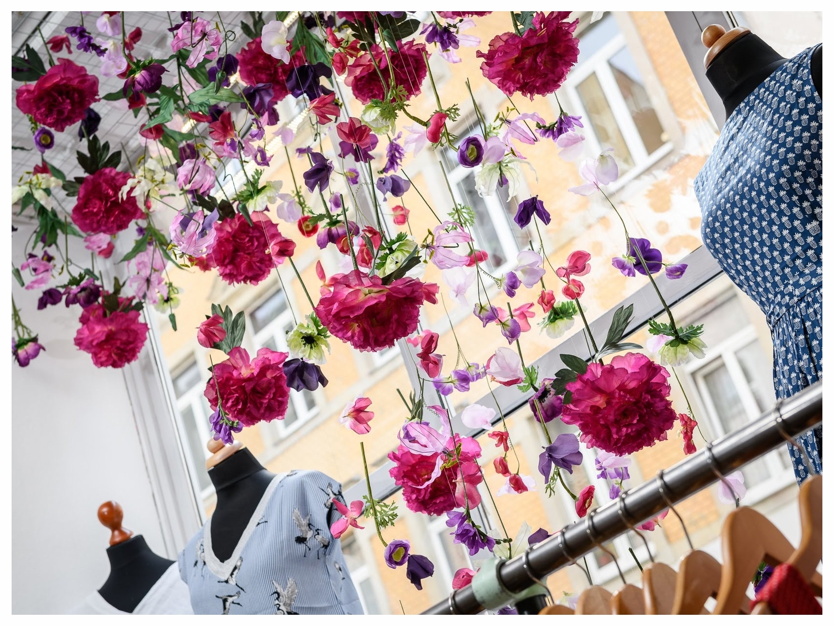 Schaufensterdekoration Dresden Lindegruen Blumen