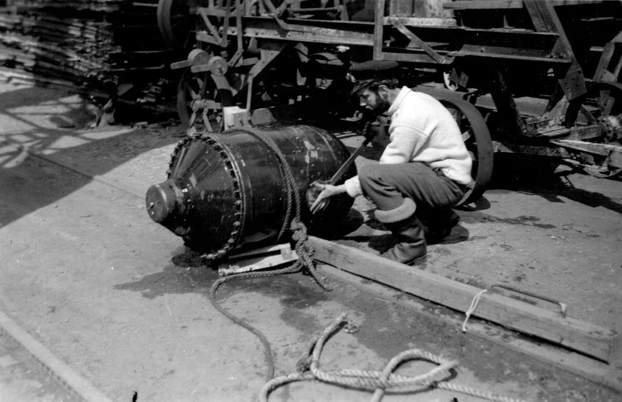 Lt George Gosse GC RANVR disarming 'Oyster' GD pressure mine on jetty at Bremen 7 May 1945