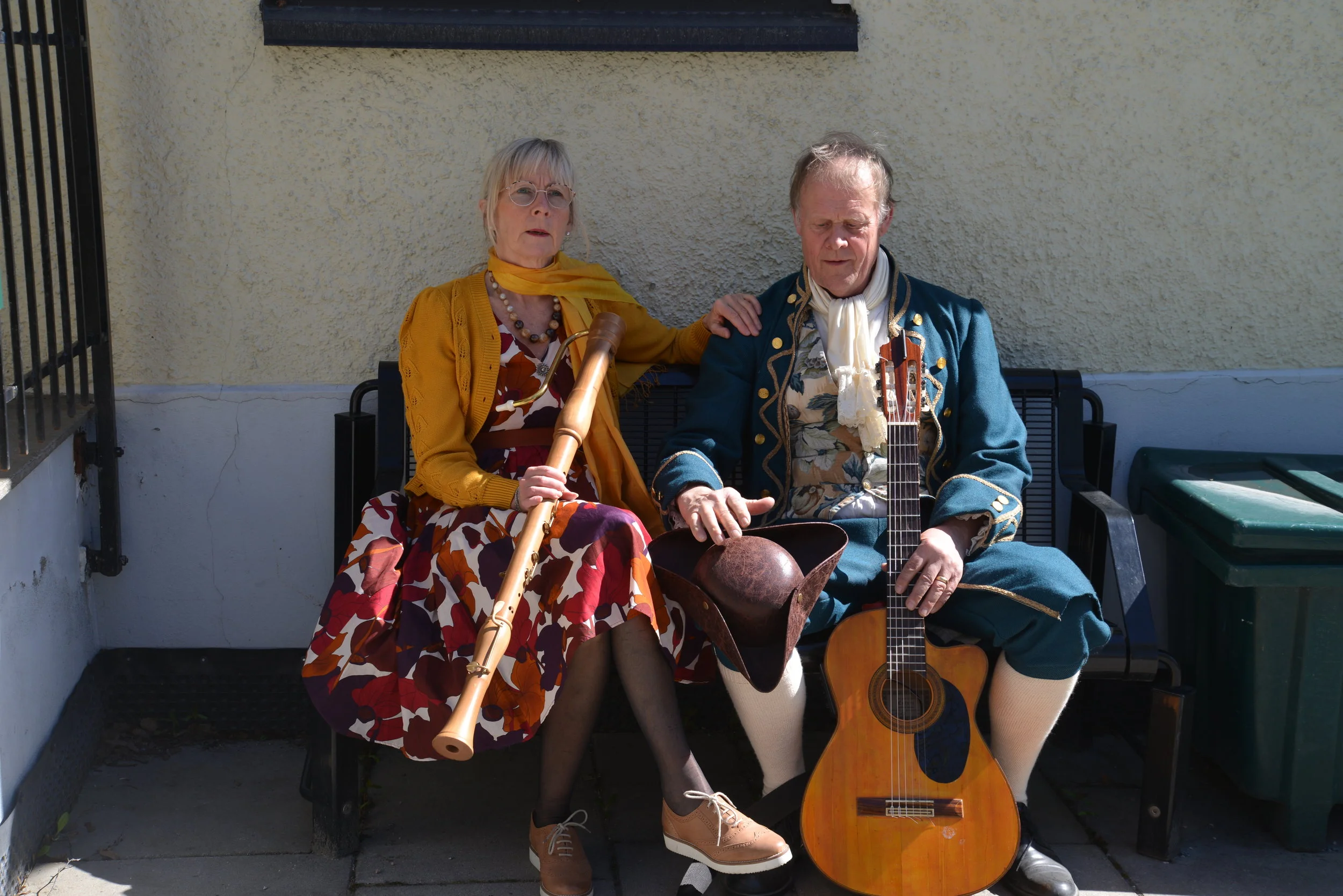 En liten pause i solveggen mellom to spillejobber for den kulturelle spaserstokken – Marianne Kostøl og Bernt Törnblom. Foto: Anette Gilje.