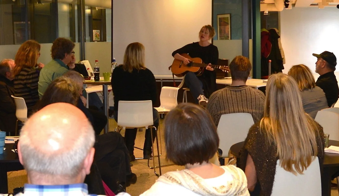 Ellen Sofie Hovland innleder landsmøtet i Norsk Viseforum i 2016. Foto: Anette Gilje.
