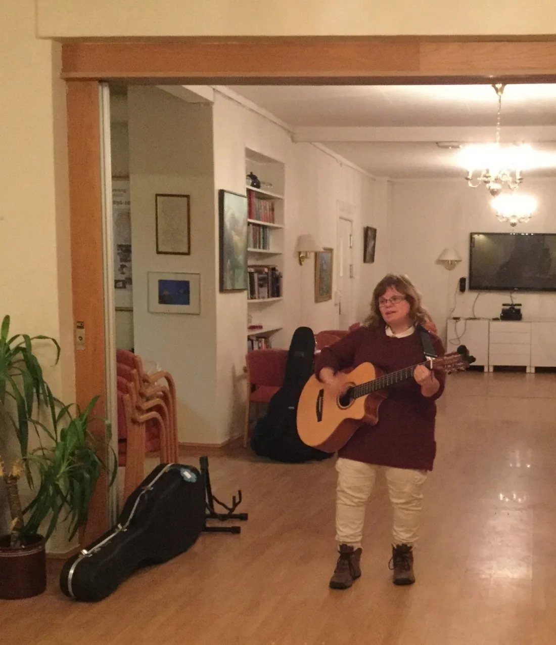 Anne-Sofie Halstvedt spiller konsert på Villa Fredrikkes aktivitetshus for tidlig demente. Foto: Anette Gilje.