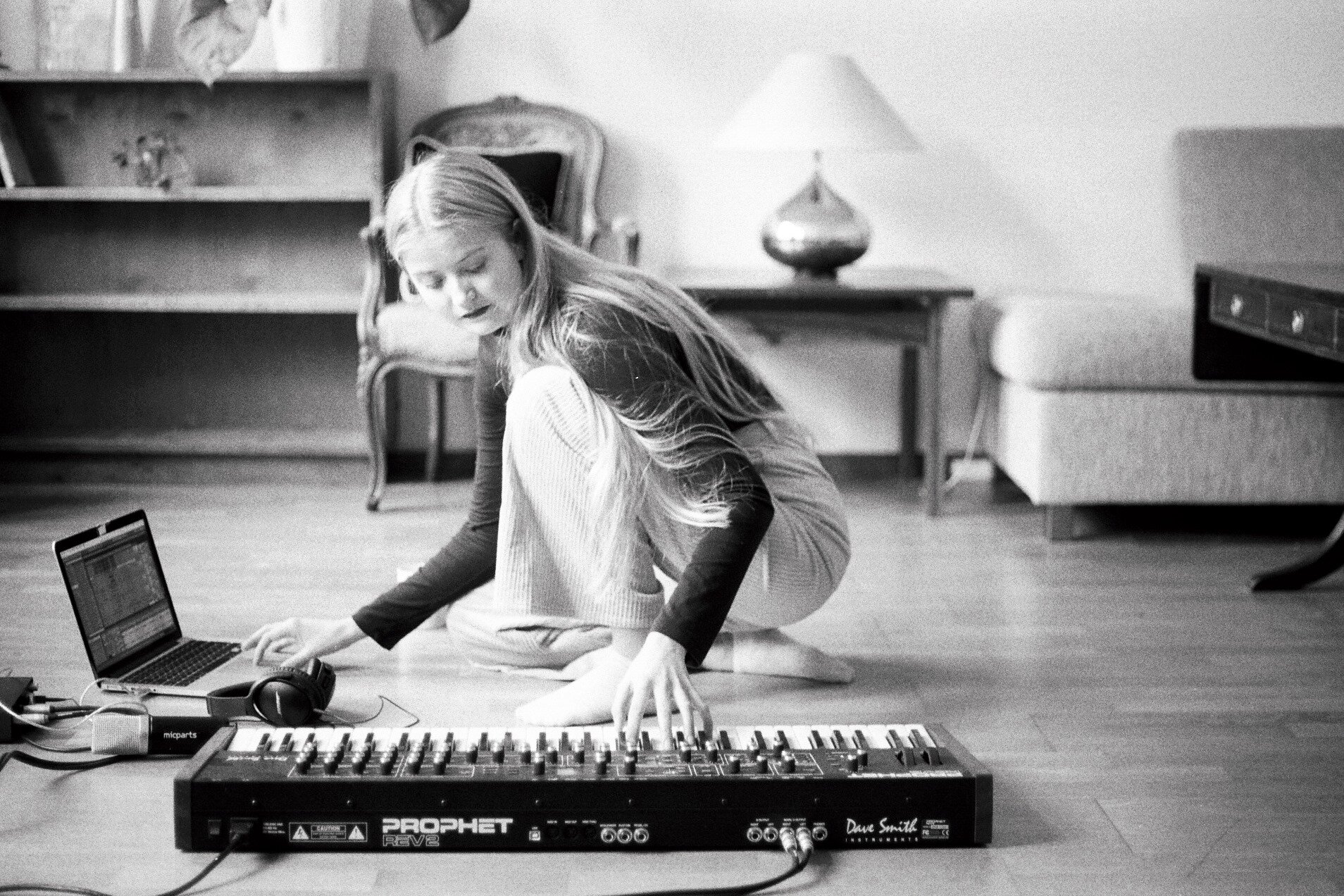 Amalie Holt Kleive forener poetisk visesang med moderne klubbmusikk. Hun rigger seg opp i stua og opptrådte via Brakkesyke 2020, torsdag 2. april. Foto: Isak Andersen