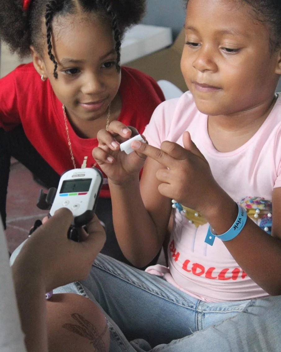 Happy World Diabetes Day! Today and every day, we are grateful for our AYUDA volunteers and @ganemosle volunteers who help educate people living with diabetes around the world. 🌎💙 #worlddiabetesday #t1d #type1diabetes