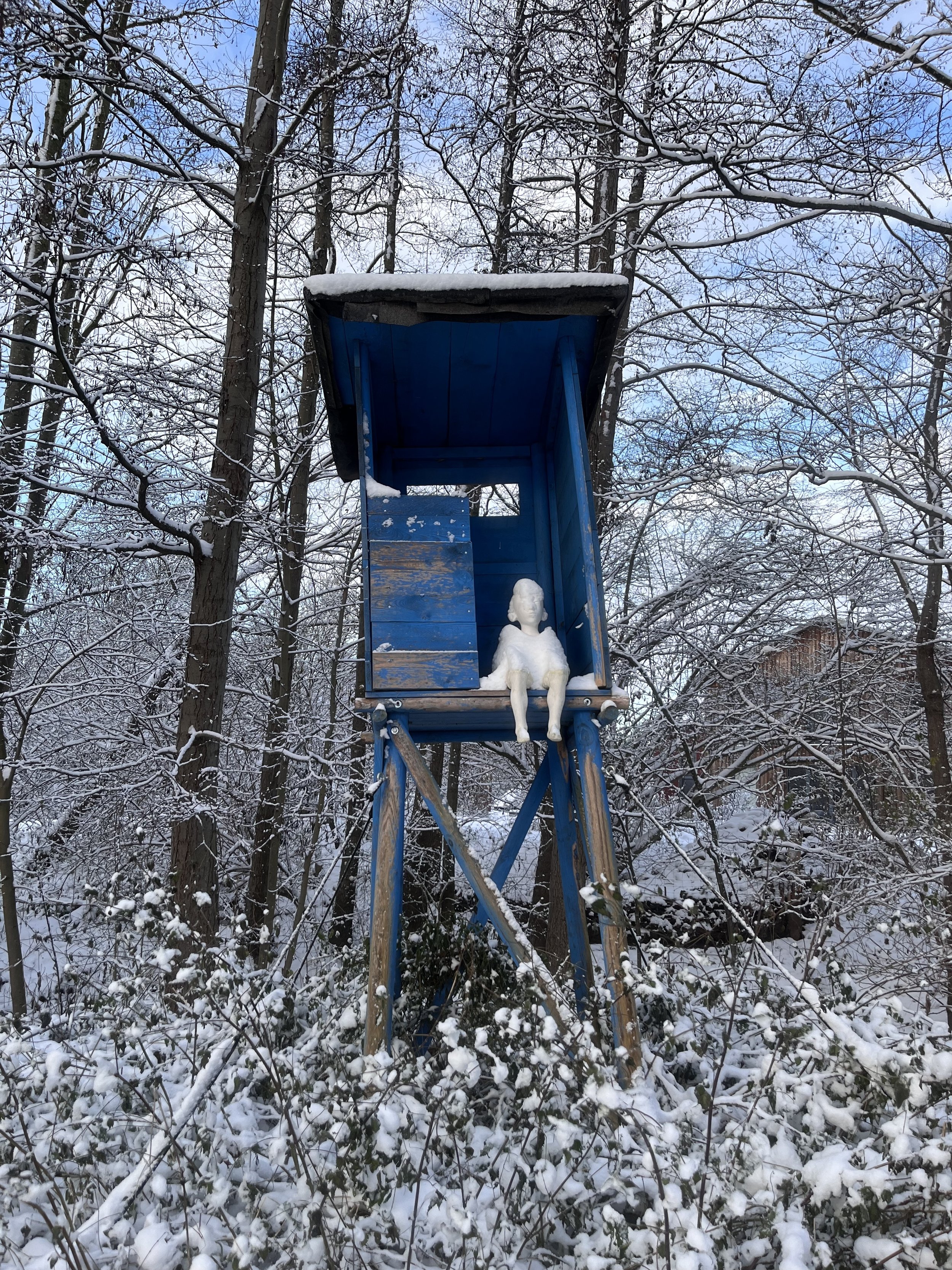  Object by the artist Carlo Leopold Broschewitz with a snow dress, Kambs Dec 23 