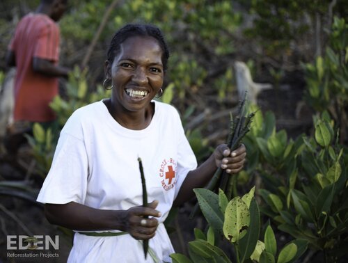 Madagascar_2012_Malagasy woman holding propagules.jpg