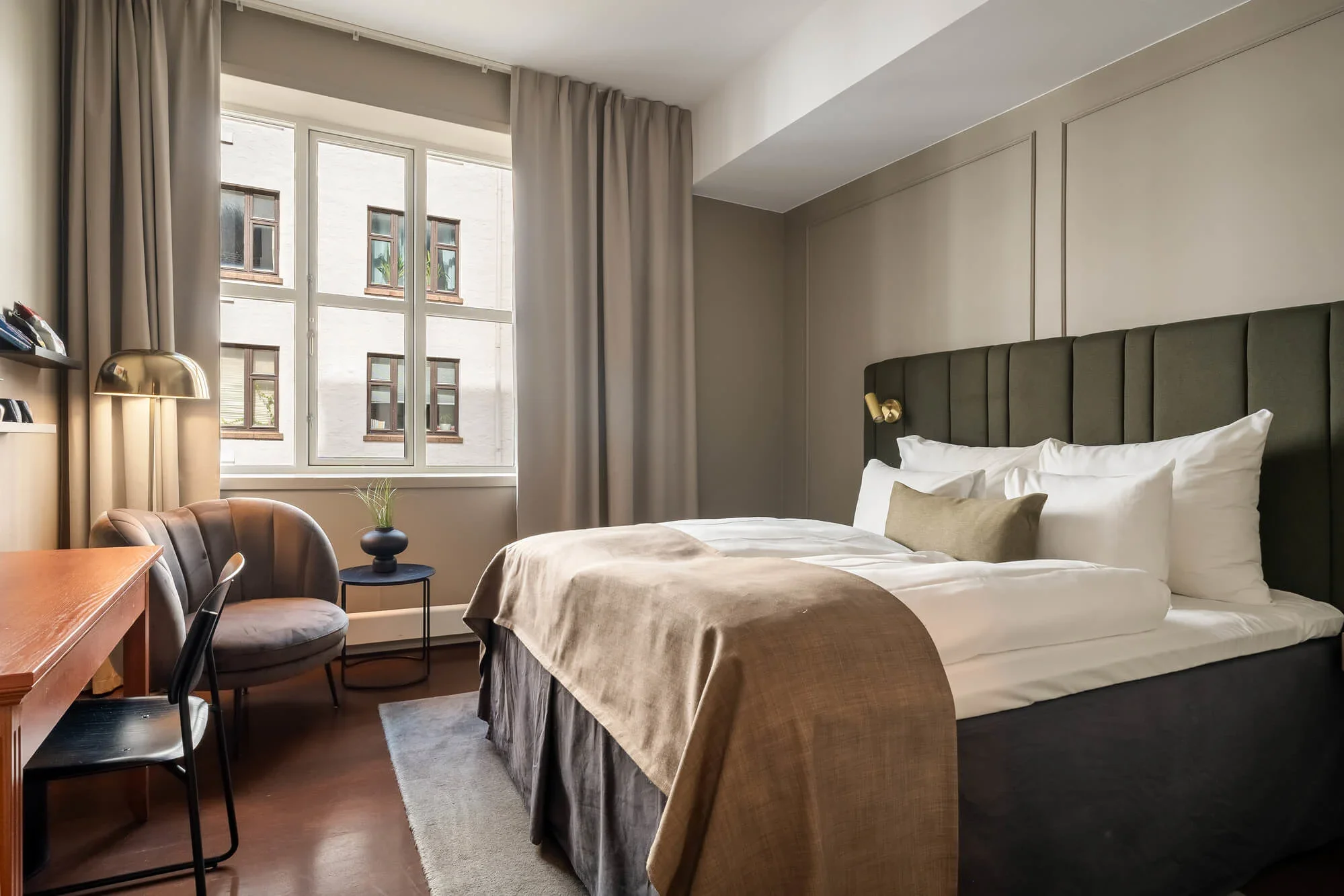 Home_Hotel_Bryggen___Standard_Double___Bed___desk_original.webp