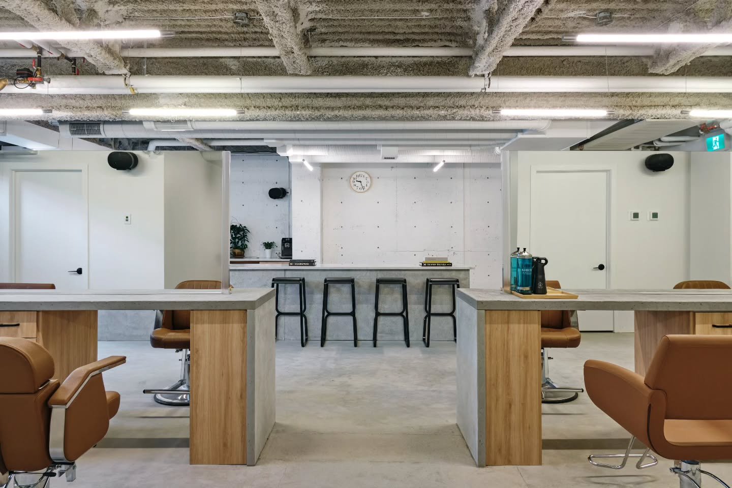 Juno Barber + Salon, a truly refined salon experience. This space was designed with minimalism and function as the driving forces. It's a dance where wood, concrete, and openness meet. Ladies and gentlemen, stop by 124 Street for a hair care experien