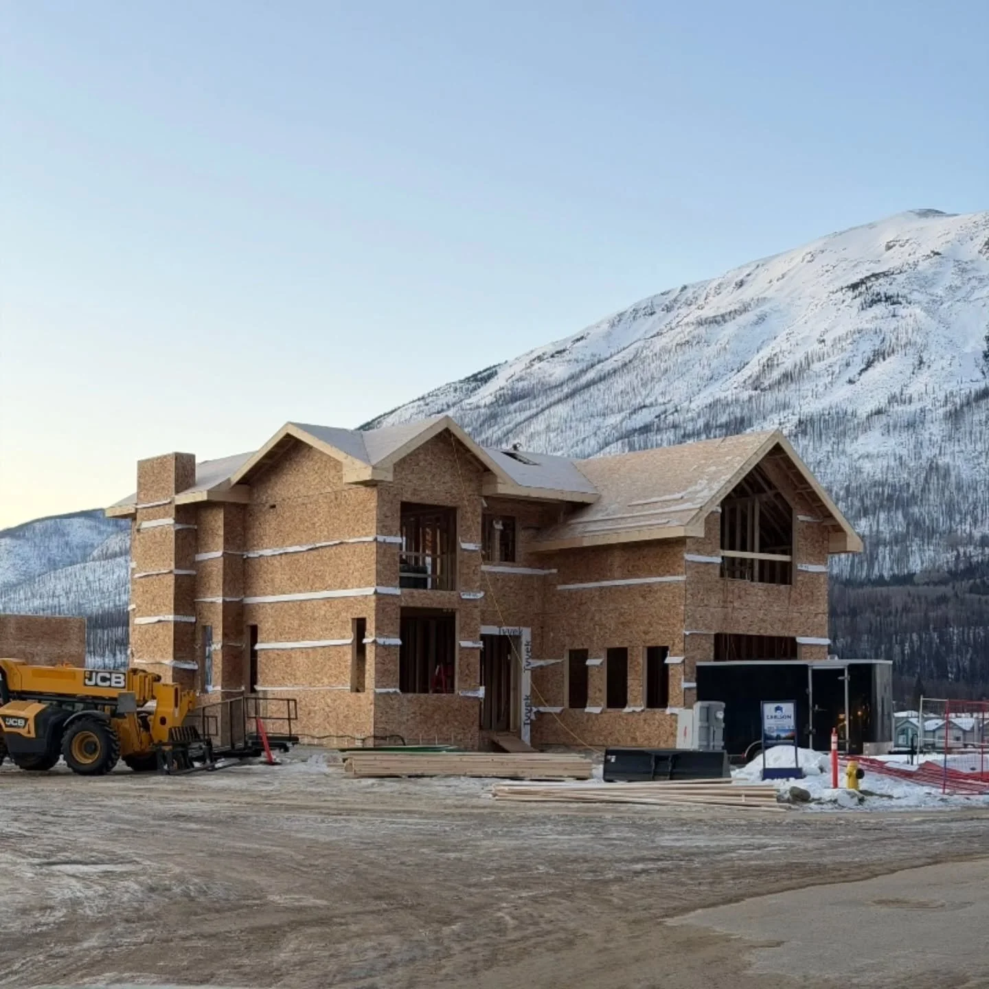 Framing stage is underway for 30 Cabin Creek. Stay tuned for more progress photos on this remarkable home in Jasper. 🏔
.
Drawings: @mattandash.inc 
Builder: @carlsonconstruction