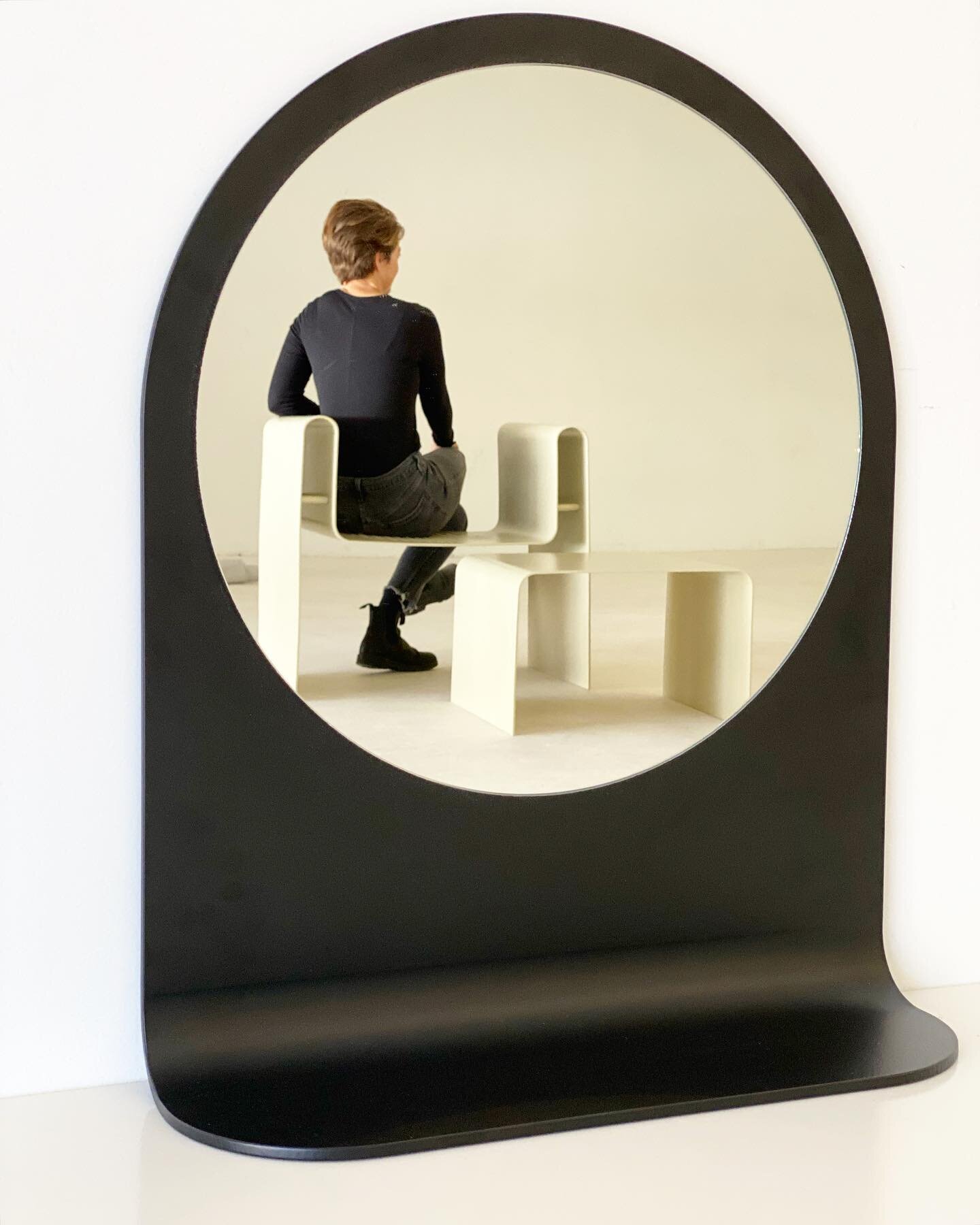This curvy new O mirror in satin black is part of our new MoNO collection, for all your best views.