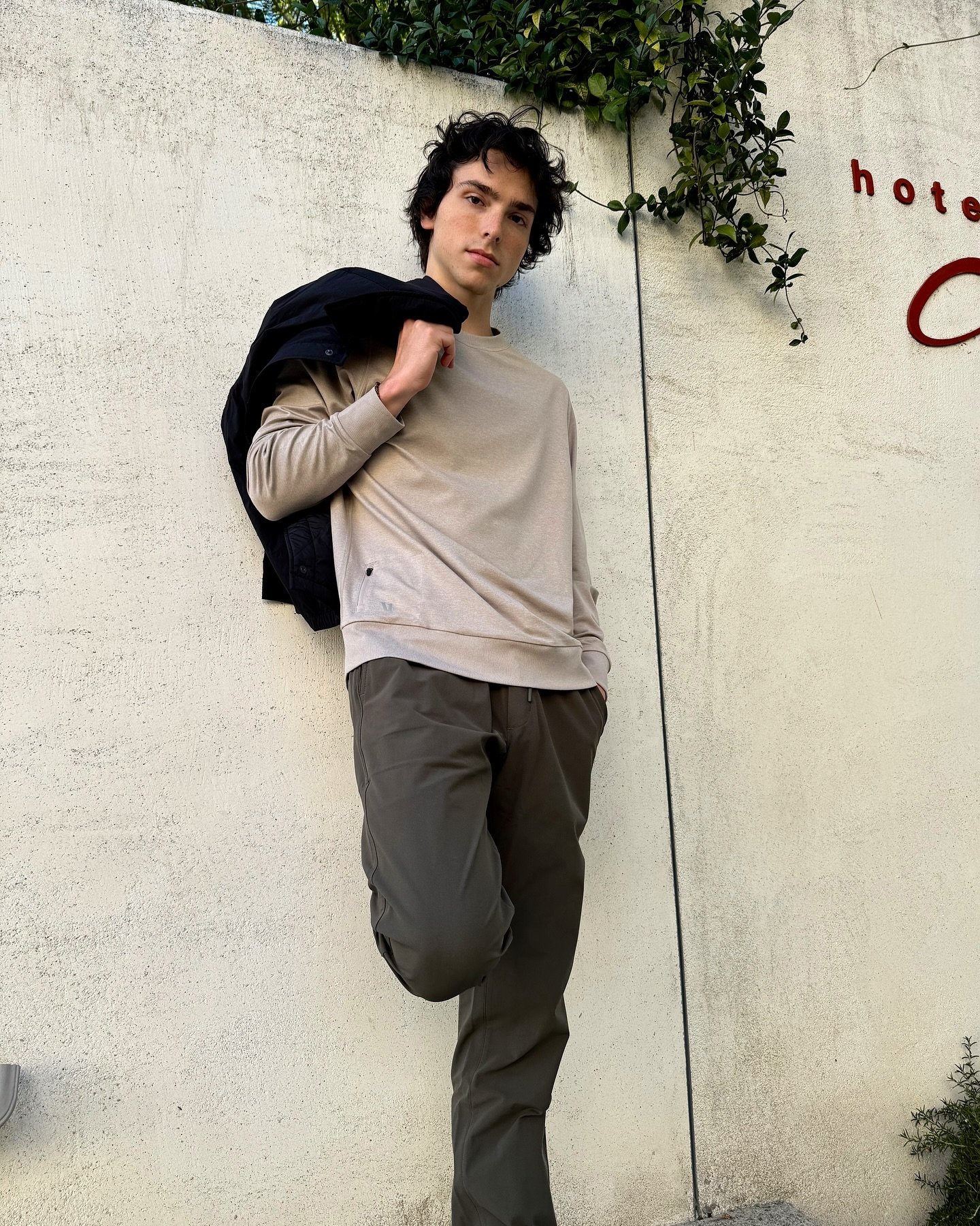 Out on the town 🌃
Mens vuori is here for the fall / winter season and we&rsquo;ve got exactly what you need. Shop with us til 7pm today for all your thanksgiving needs 🤎

#vuori #vuorimens #mensvuori #mensoutfits