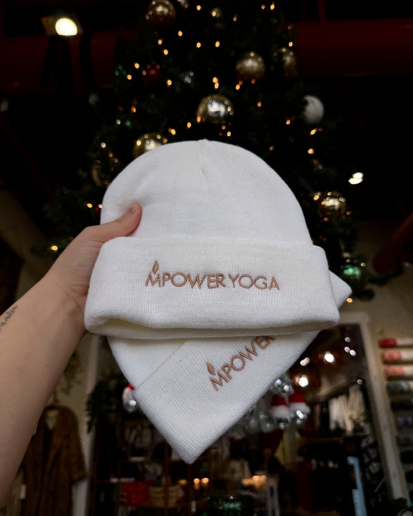 How perfect are these @mpoweryoga_studio beanies! Only $38 and make the perrrrfect gift! Shop in store now, we&rsquo;re here til 7pm! ✨🧘
#yoga #yogaoutfit #yogaootd #yogastrong #holidayshopping #holidaygifts #holidaygiftideas #giftideas