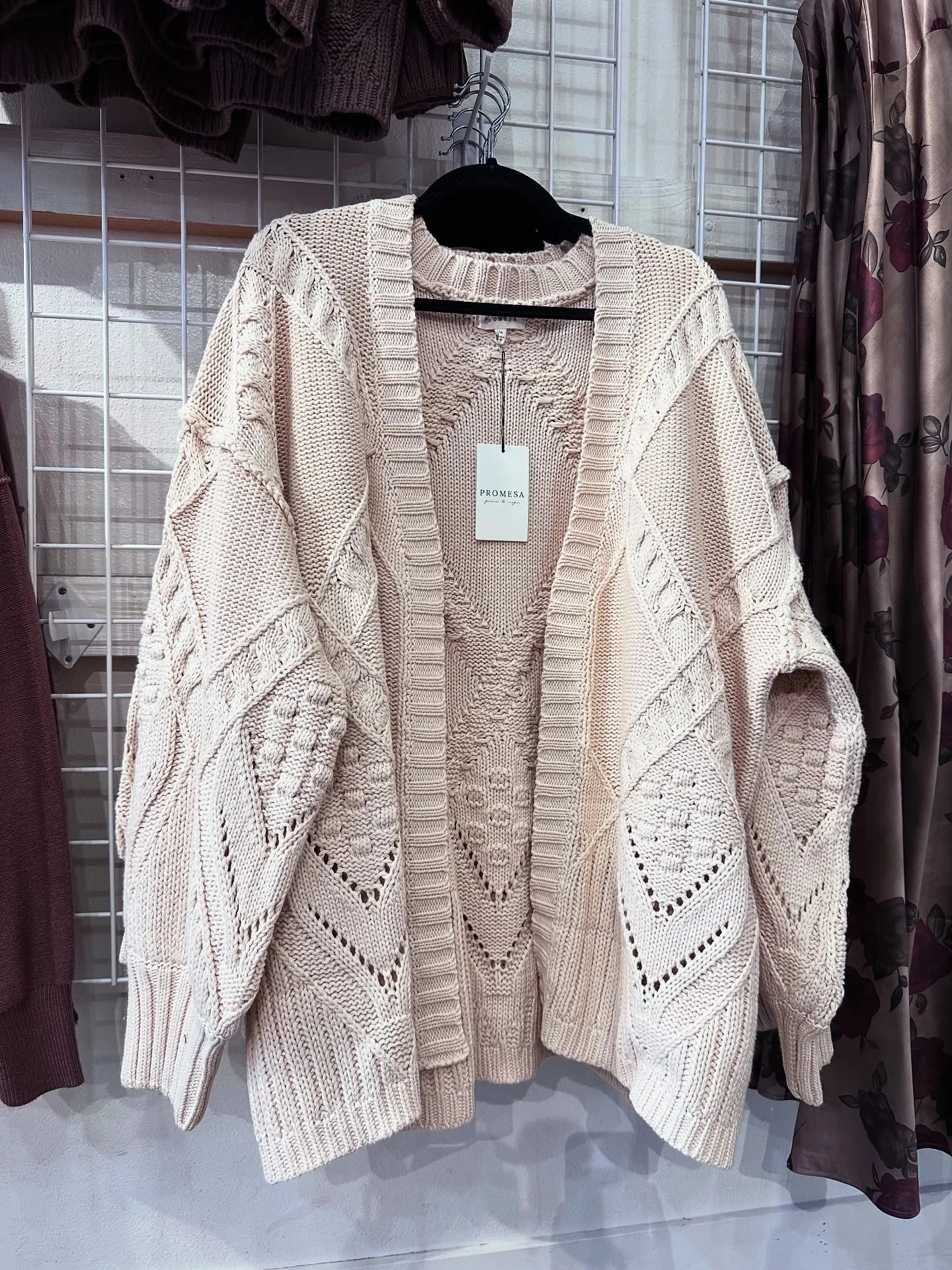 Cozy meets pretty! Pair our chunky knits with pretty dresses and tops for a perfect match 🤩