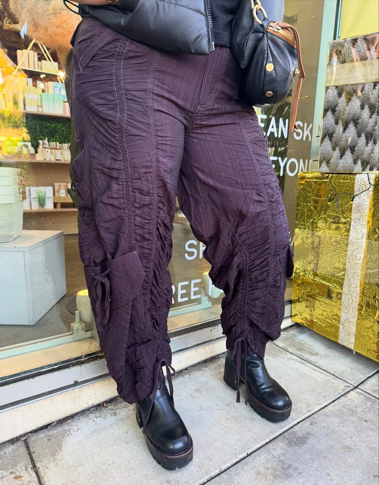 There&rsquo;s just something about a @freepeople pant 🤤🤤 our sale is still going and these pants are going quick ⏳ ENTIRE STORE BUY ONE GET ONE 50% OFF. (Equal or lesser than value item) + additional 50% off the sales rack.
We&rsquo;re here til 9pm