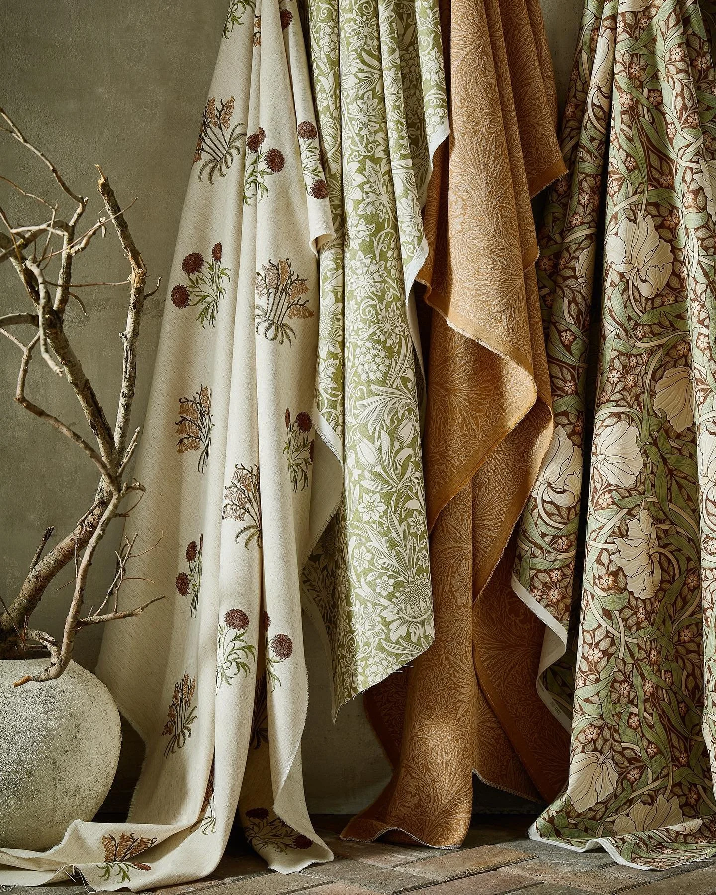 Immersed in KelmscottManor&rsquo;s timeless allure, William Morris drew inspiration from its enchanting gardens, rustic barns, &amp; meadows. Iconic designs like Strawberry Thief and Marigold, pay homage to Morris&rsquo; legacy.
#designersgallery #st