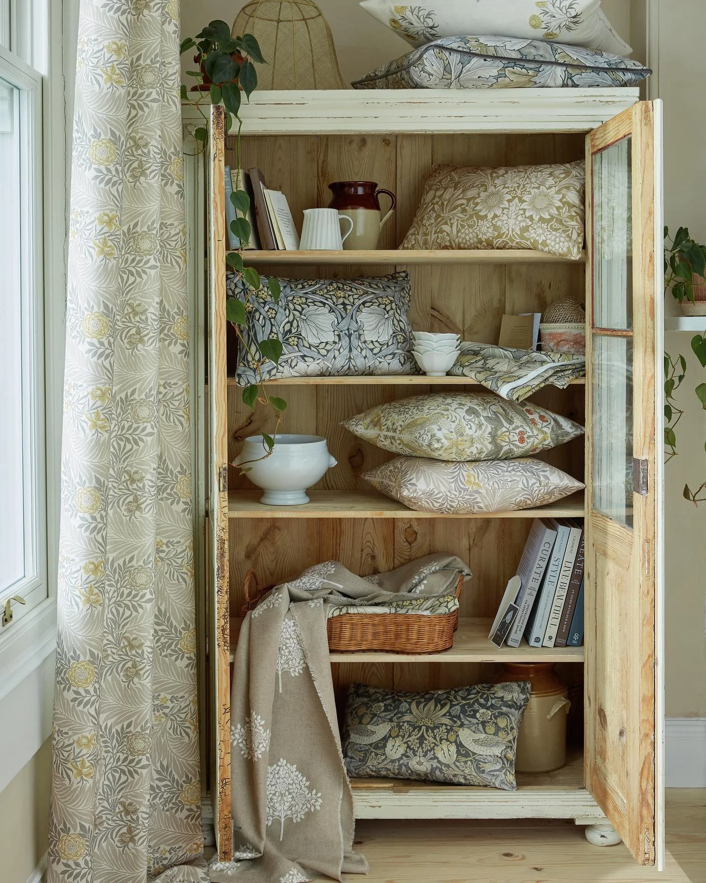 Our William Morris At Home collection, inspired by the Gallery&rsquo;s archive, features charming fabrics embodying nature and botanical beauty. Sumptuous jacquards and velvets, offer luxurious tactility.
#designersgallery #stout #williammorris #will