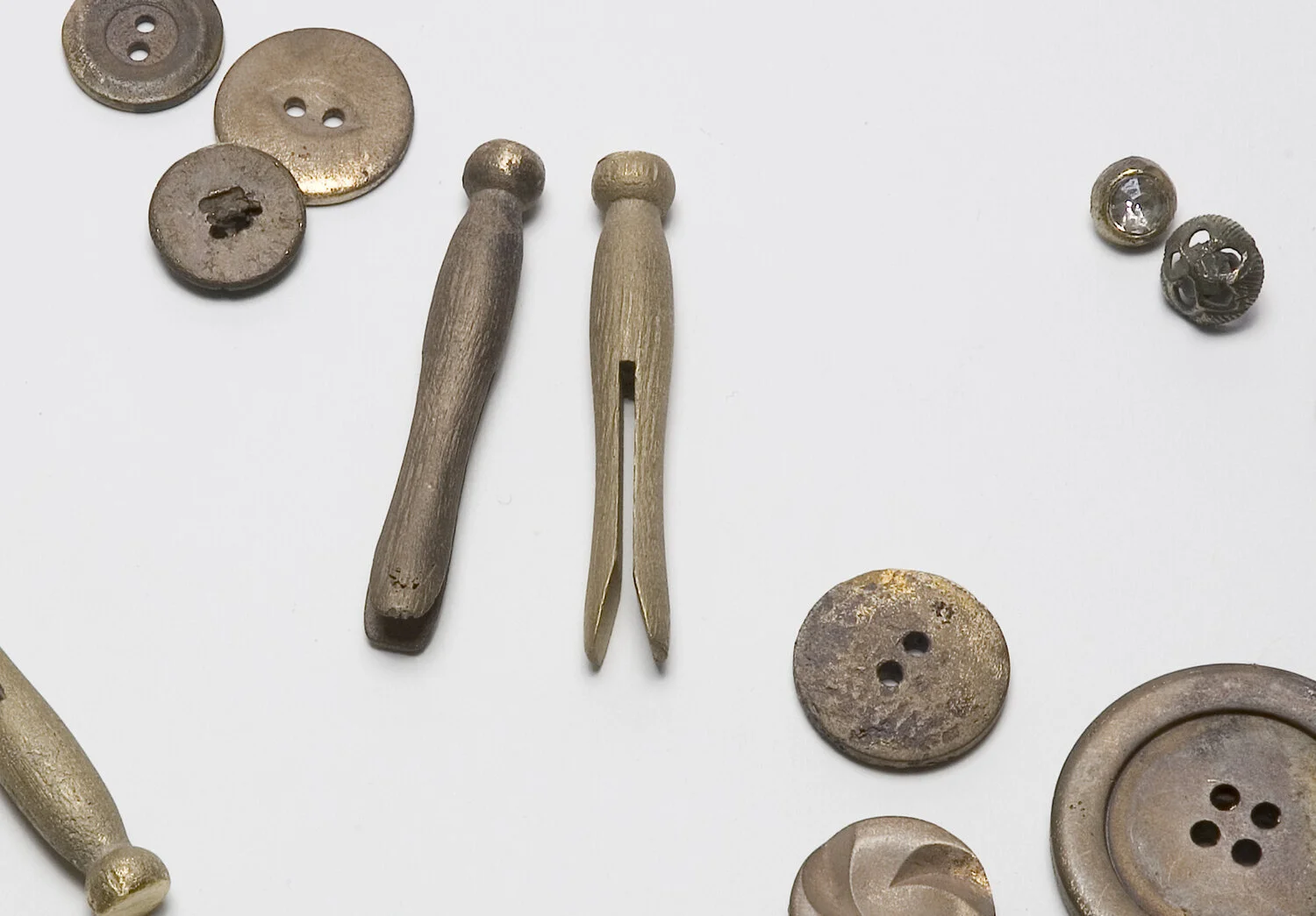 Jane+Brucker,+LOST+(detail),+clothespins+and+buttons,+photograph+by+Brian+Forrest,Baik+Art.jpg