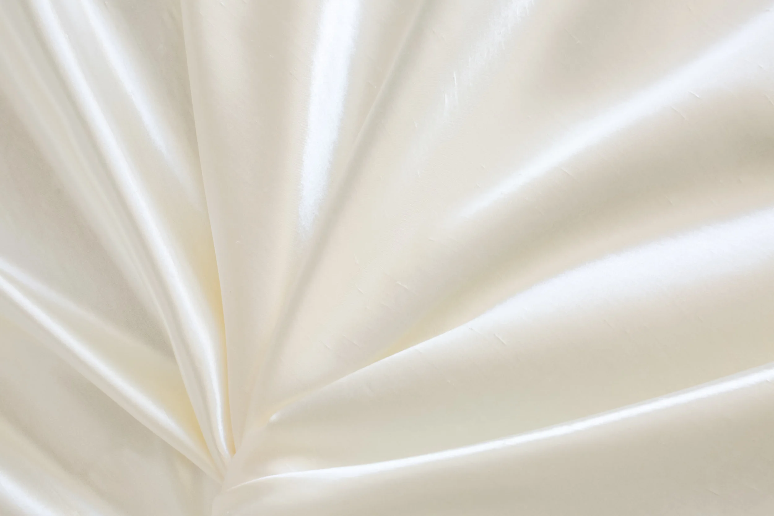 ivory shiny table cloth for wedding