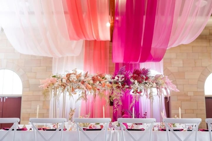 OOH LA LA 💖 This stunning design left us utterly speechless! The vibrant color palette, from the ceiling to the centerpieces, is pure perfection!

🩷💗❤️🤍
@amyrachaelmua
@harrietisland
@wevegotcovered
@epitomepapers
@139hairbyheidi
@jeannine.marie.