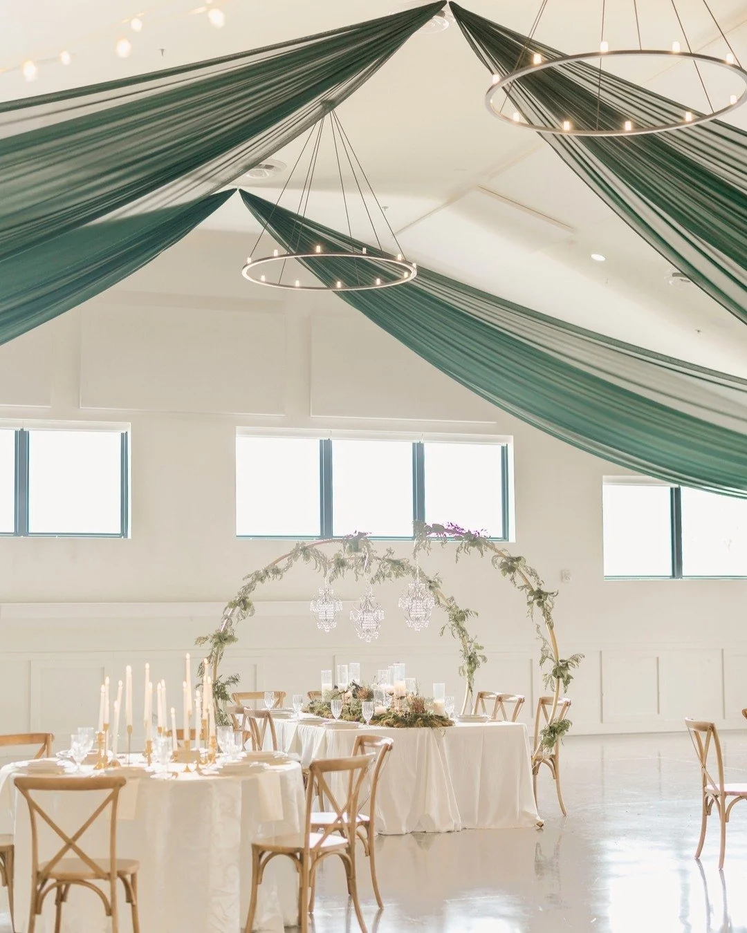 Enchanted forest vibes, but make it indoor! ✨ Our green ceiling draping turned this reception into a magical woodland haven. So dreamy!

#weddinginspiration  #mnweddingdecor #twincitiesbride #minneapolis #minnesota #minneapolisevents #wedding #twinci
