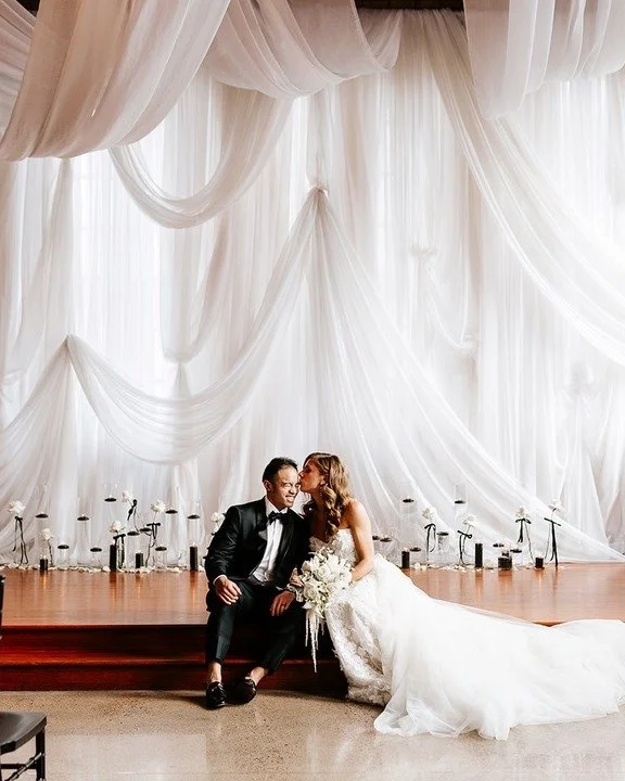 We told the drapes to "act natural." They responded by making the entire room look effortlessly phenomenal. 💁&zwj;♀️

#weddinginspiration  #mnweddingdecor #twincitiesbride #minneapolis #minnesota #minneapolisevents #wedding #twincitieswedd