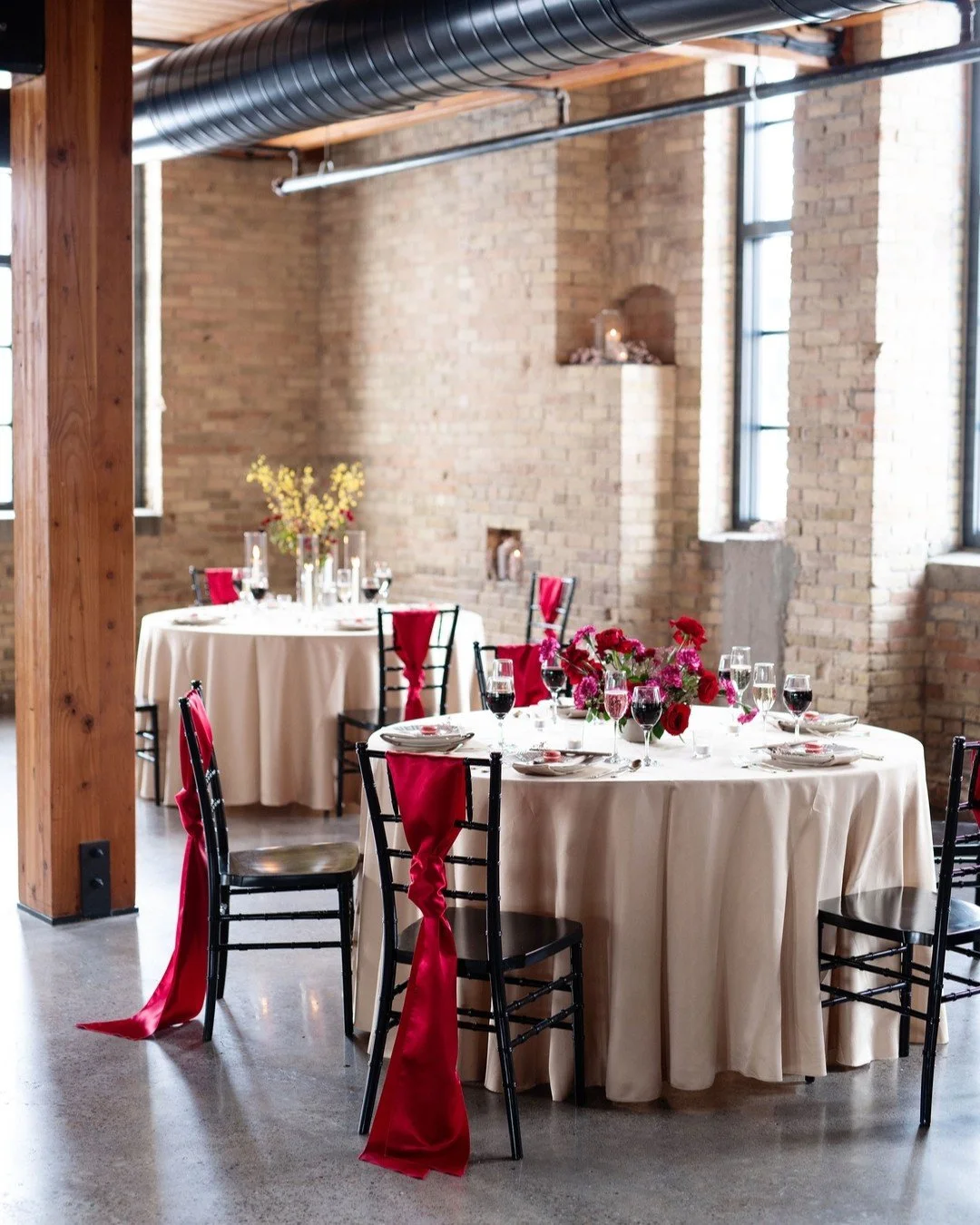 Floor-length table linens make a world of difference! Such an easy way to add a touch of glamour and sophistication to your wedding reception.

#minneapolis #minnesota #minneapolisevents #wedding #event #weddingplanning #mnevents #minnesotaweddings #