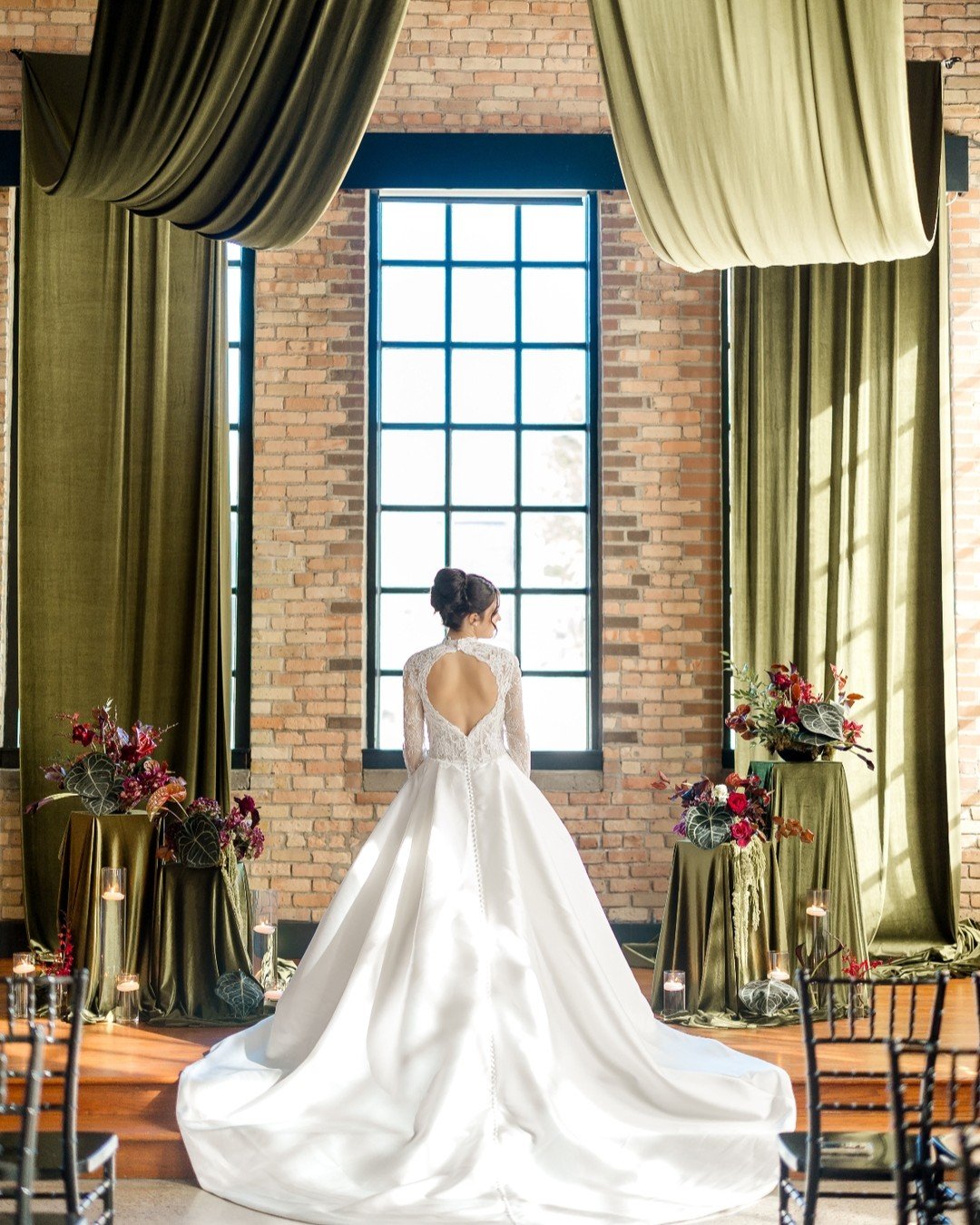 Fabric is our love language. Falling for the richness of this green velvet draping.

#velvetdraping #ceilingdraping #fabricinstallations #mnwedding #mnweddingvenue