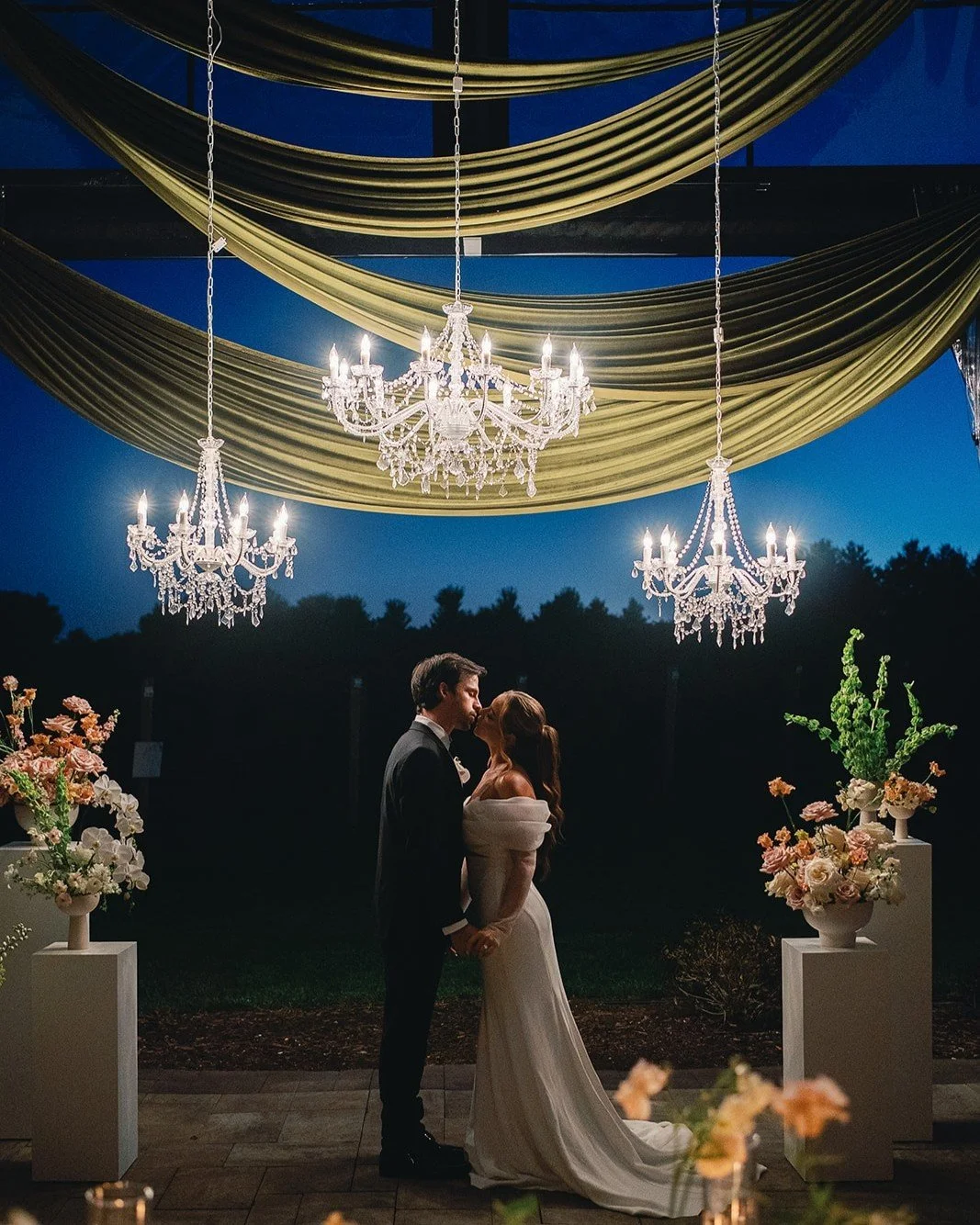Our installations create a focal point, ensuring all eyes are on you as you say "I do.

Venue  @rusticrootsmn
Planning + Design @happililyevents
Florals @juneandjaneflower
Photography @rachelellephotography
Models  @madalynhuen
Hair  @styledbyab
