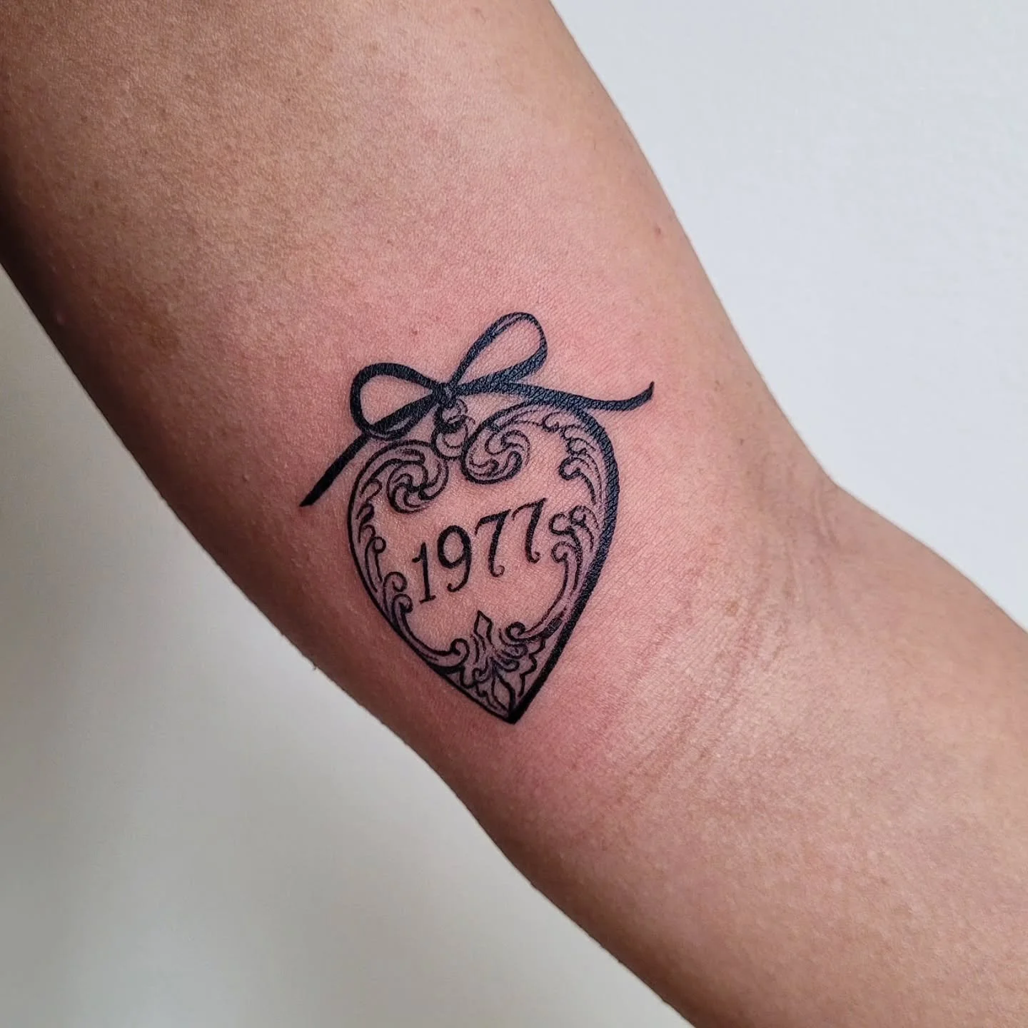 Custom for Rhea ❦︎
I have time to tattoo you next week, hit me up for a custom or flash 💓💓💓
Made at @blackcat.tattoo
.
.
.
#lockettattoo #heartshapedlocket #finelinetattoo #tinytattoo #vintagetattoo #queertattooer