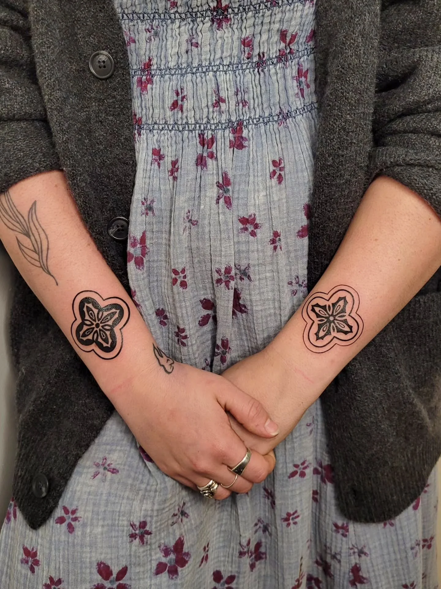 ✤ Modified flash for Madeline ✤
I have time to tattoo you in November, get at me!
Made at @blackcat.tattoo 
.
.
.
#ornamentaltattoo #wristtattoo #matchingtattoo #symmetricaltattoo #queertattooer