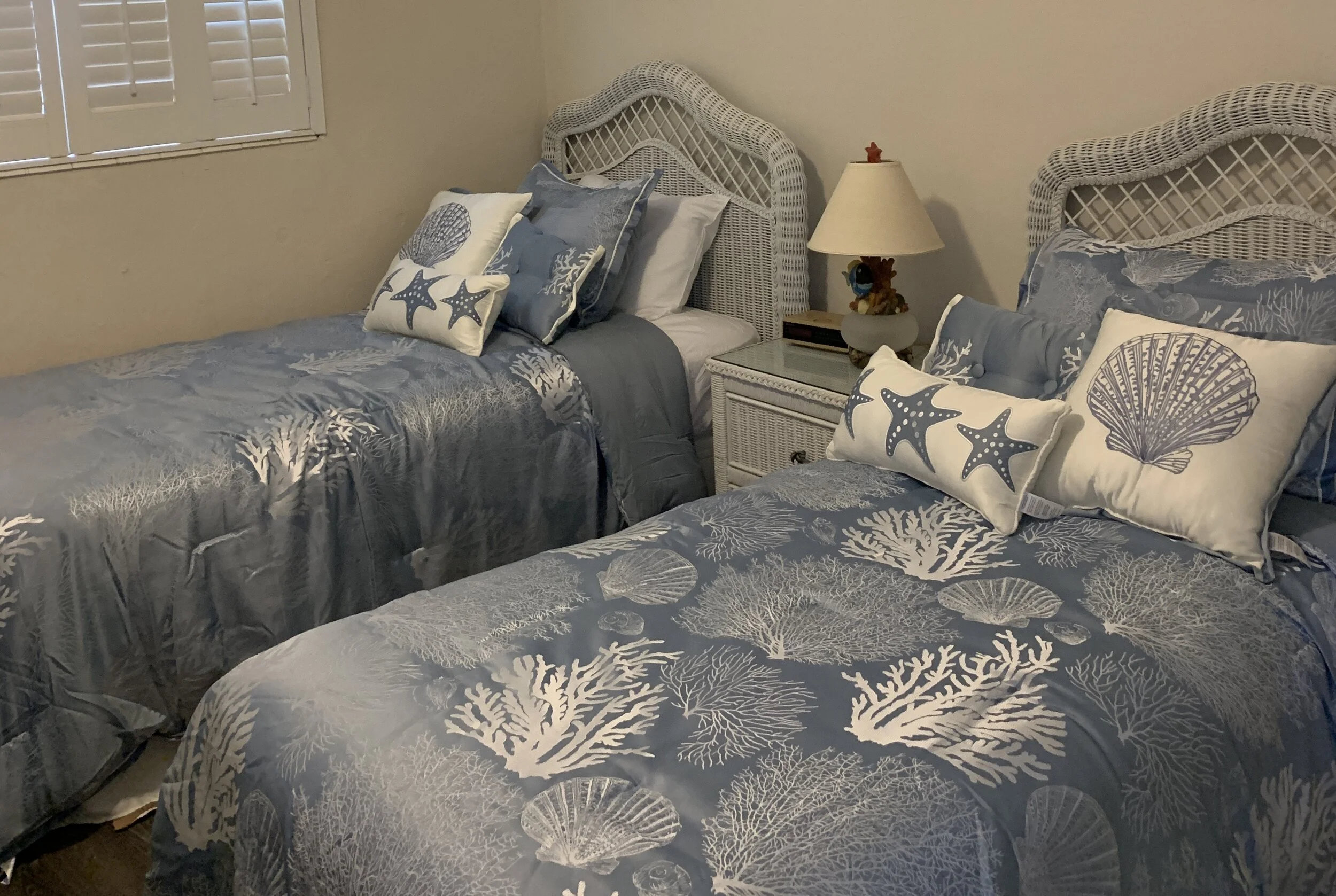 Guest room with twin beds