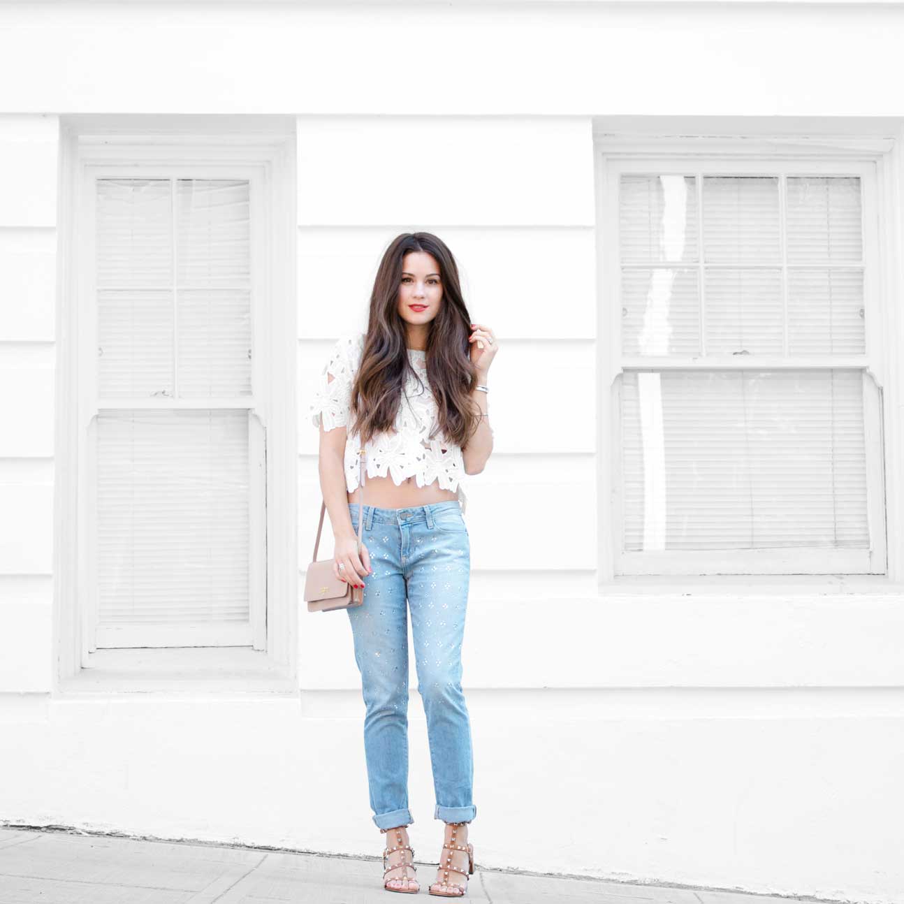 Jeans and a white top  Grey bag outfit, Street style outfit, Outfits
