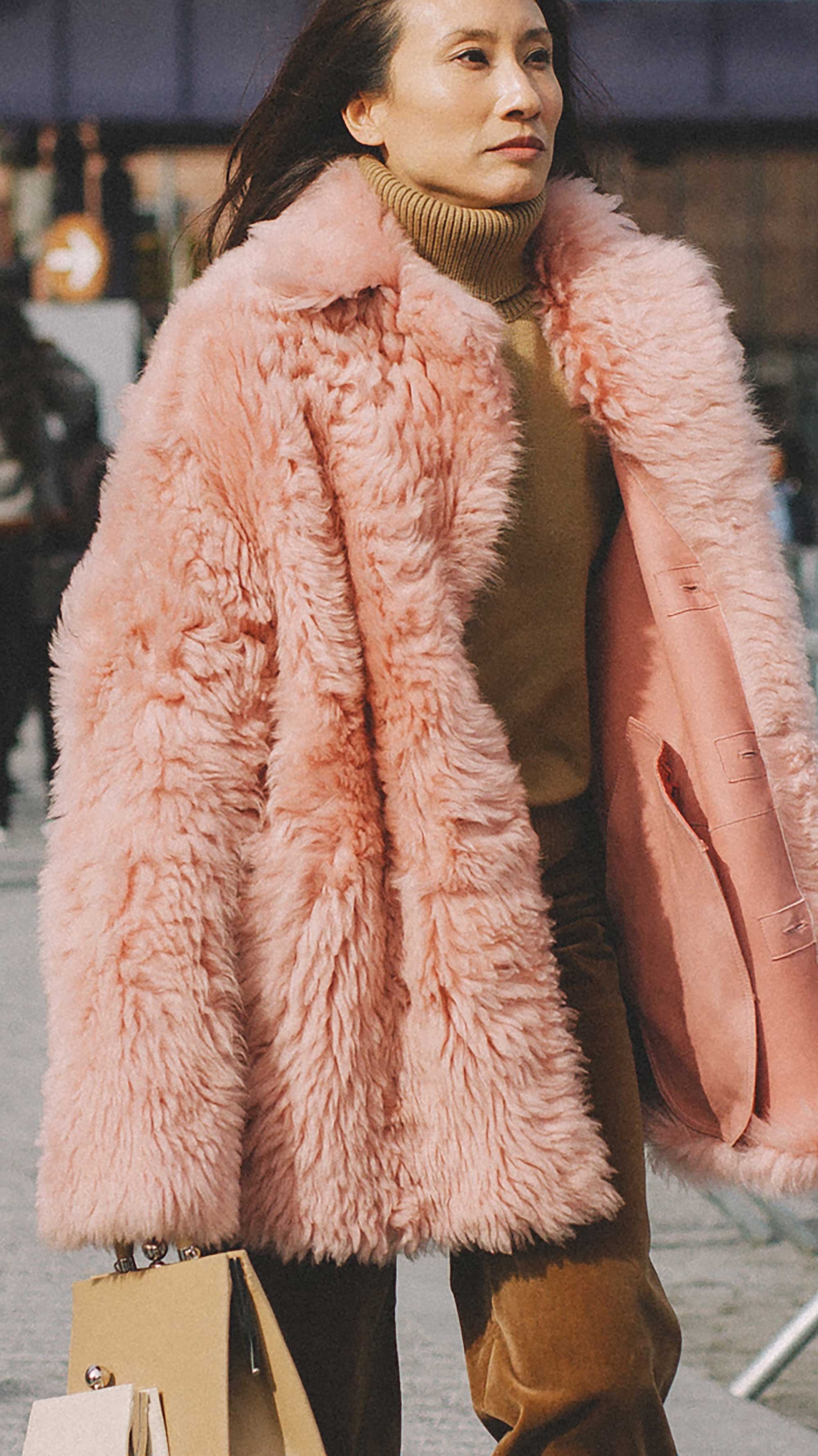 20 irresistible pastel outfit ideas for winter from New York Fashion Week street style9.jpg