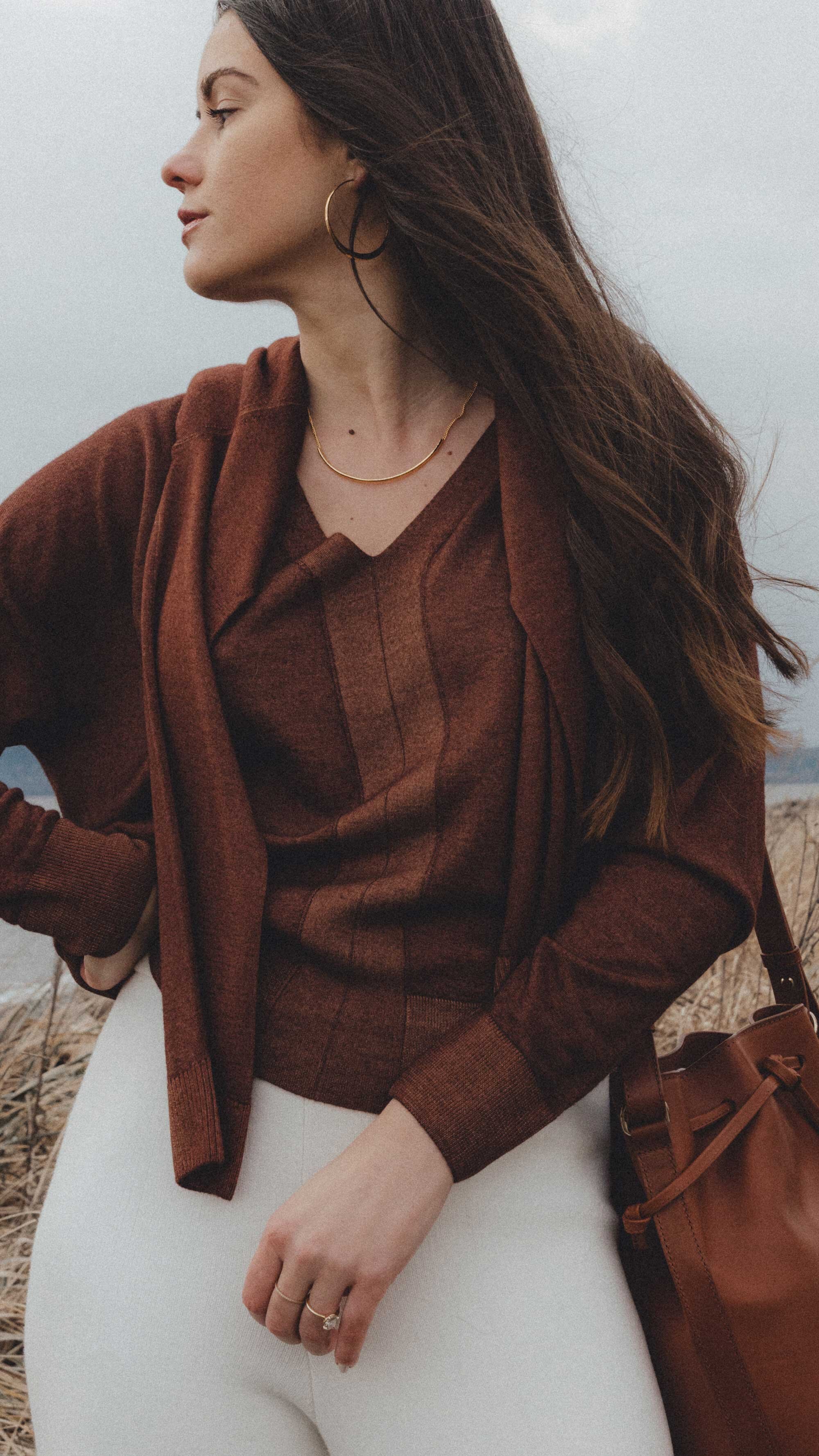 Easy winter outfit. Sarah Butler of @sarahchristine wearing Falconeri Ultralight Cashmere Oversized V-neck Sweater and Sezane Farrow Handcrafted leather bucket bag - 2.jpg