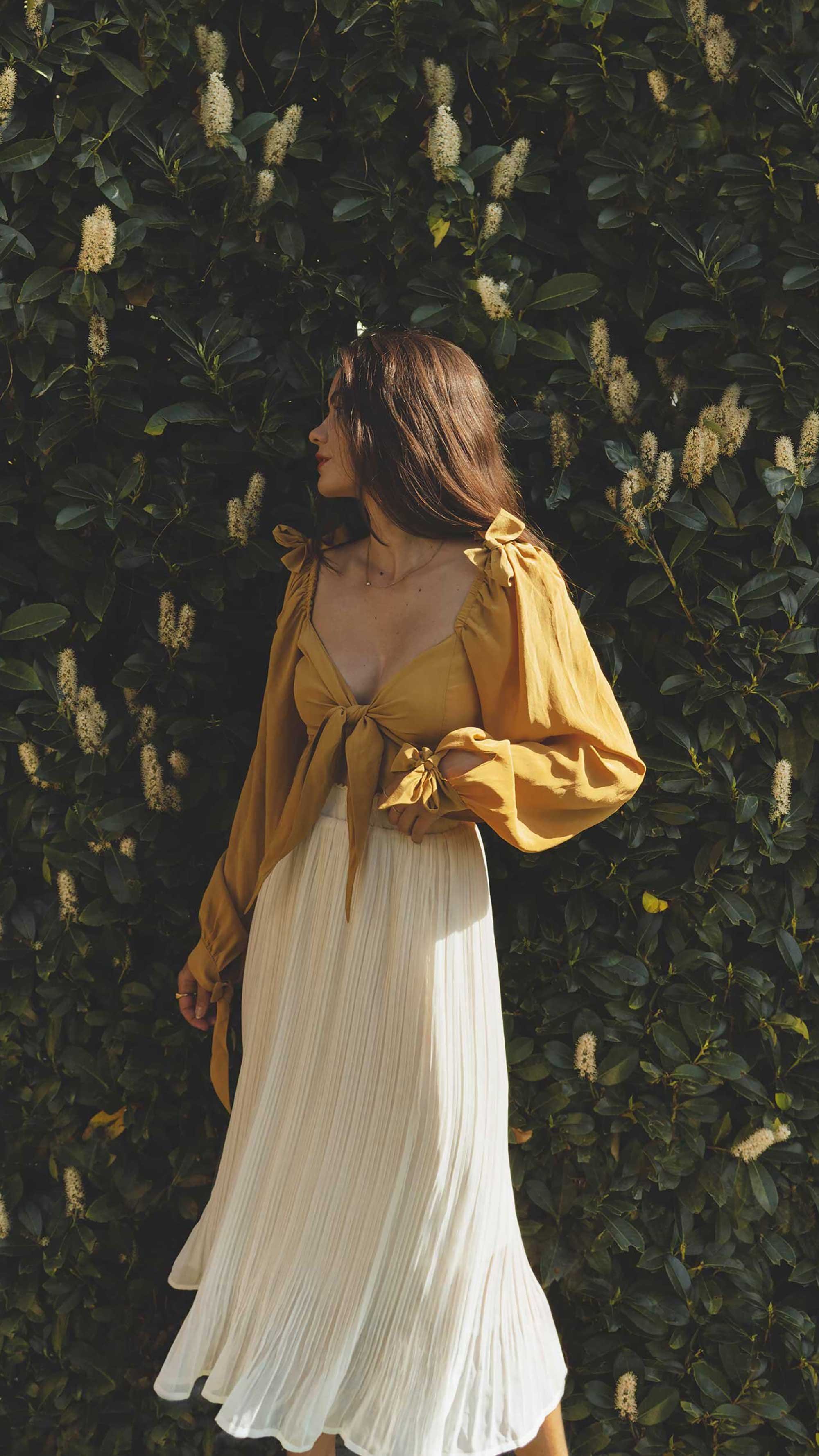 Easy+Summer+Outfit+Ideas.+Sarah+Butler+of+@sarahchristine+wearing+Yellow+Tie+Front+Crop+Top+and+White+Pleated+Skirt+in+Seattle,+Washington.jpg
