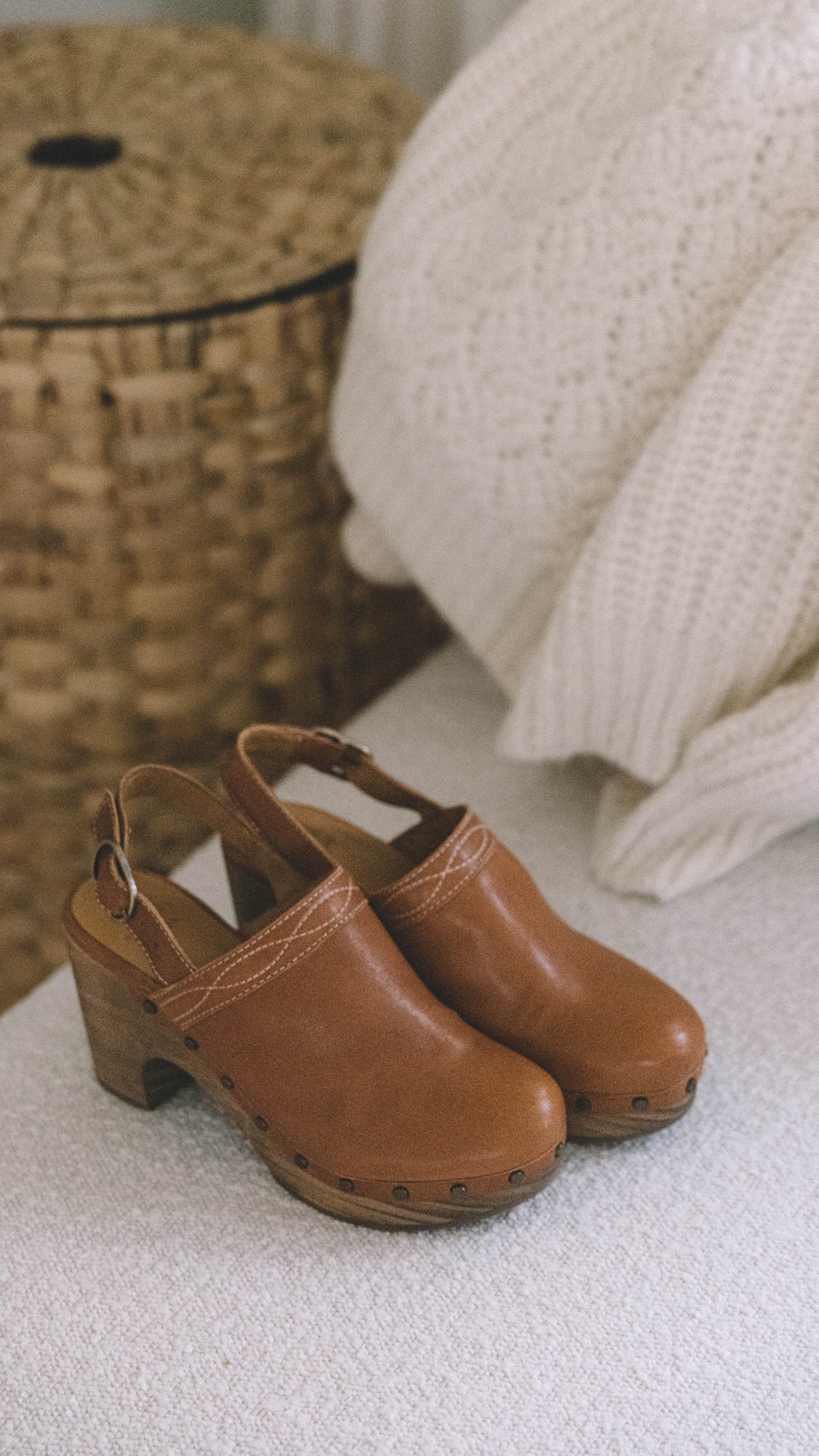 3 Warm Fall Outfits. @sarahchristine wearing cozy fall Sweater Outfit featuring Sezane TAYLOR smooth camel clogs -5.jpg