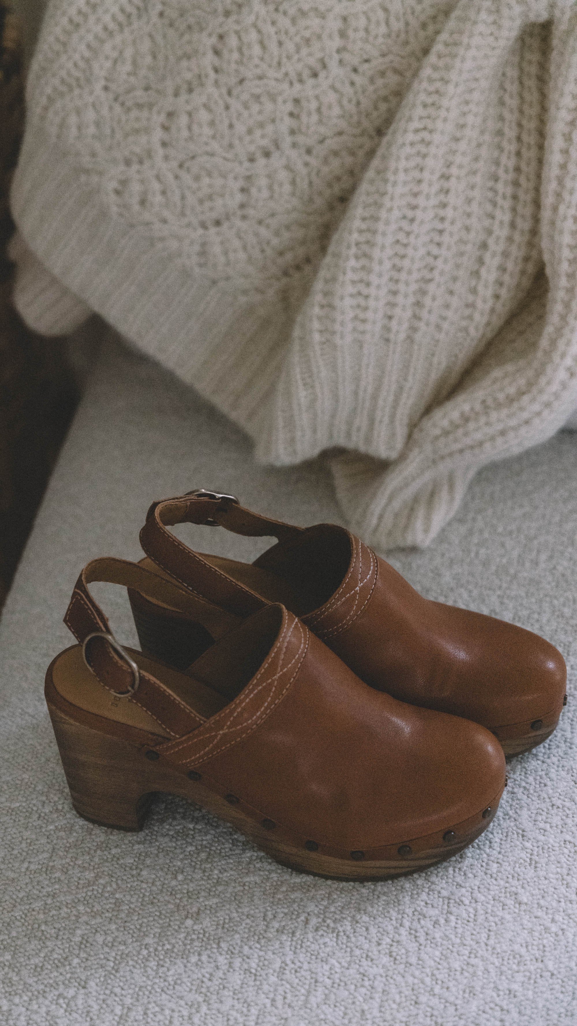3 Warm Fall Outfits. @sarahchristine wearing cozy fall Sweater Outfit featuring Sezane TAYLOR smooth camel clogs -3.jpg