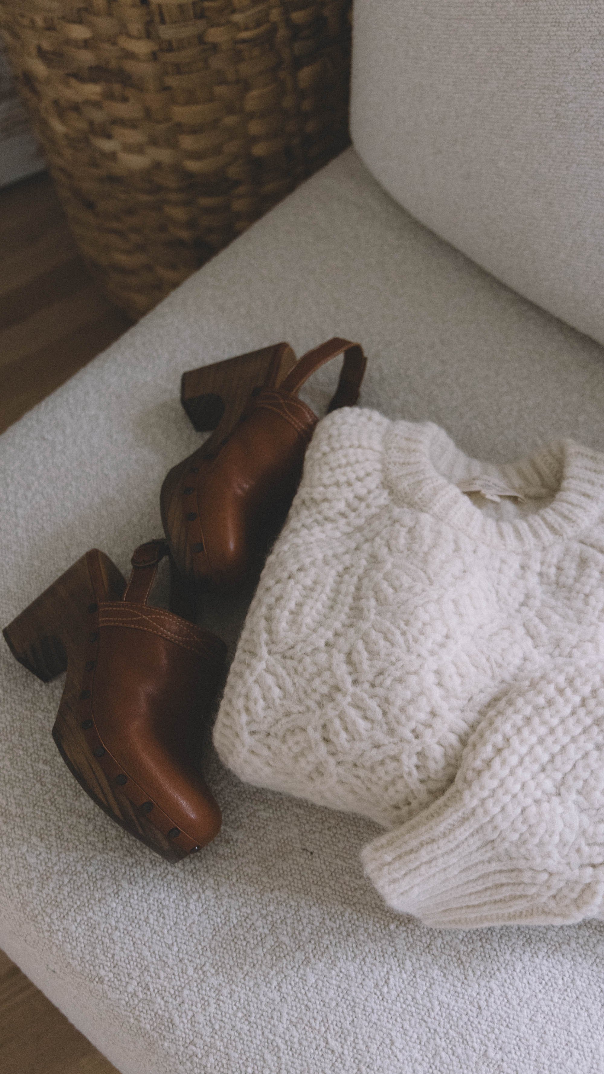 3 Warm Fall Outfits. @sarahchristine wearing cozy fall Sweater Outfit featuring Sezane TAYLOR smooth camel clogs -4.jpg