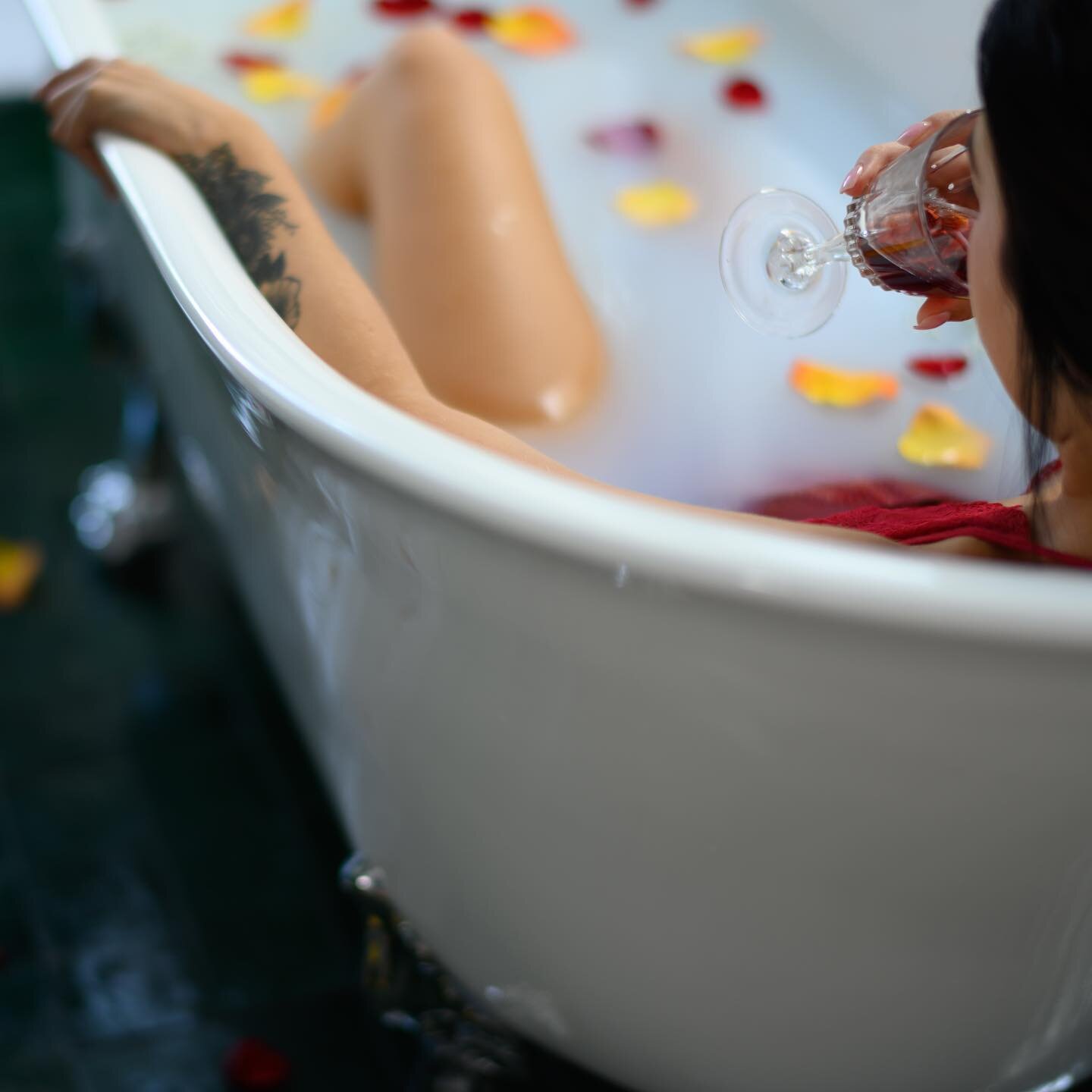 What&rsquo;s better then wine and a milk bath you might ask... well, wine, a milk bath, and a boudoir shoot with @allaboutherboudoir! 

Booking now for our shoot on March 14-15th space is limited!