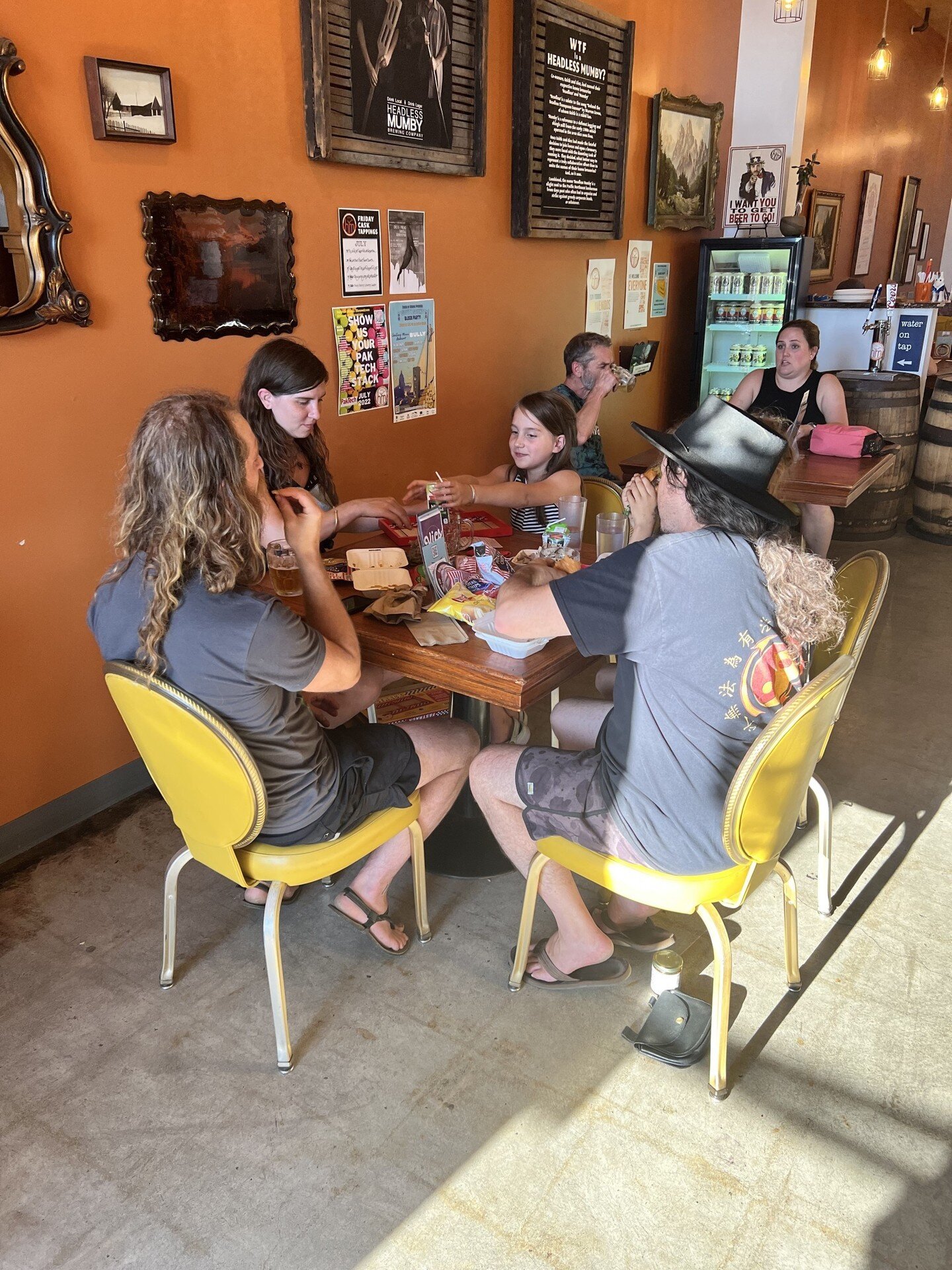 Good beer, good friends, good conversation - In the words of the great Chandler Bing, &quot;Does it GET any better?&quot;
.
.
.
.
.
#headlessmumbybrewing #headlessbeermaking #microbrewperfection #verysmallbreweryaward #beersweliketopeoplewelove #lage