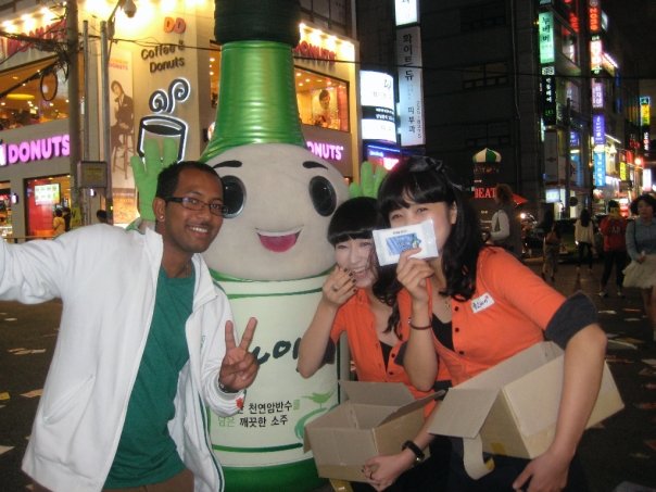 Celebrity-Satus_giving-away-soju.jpg