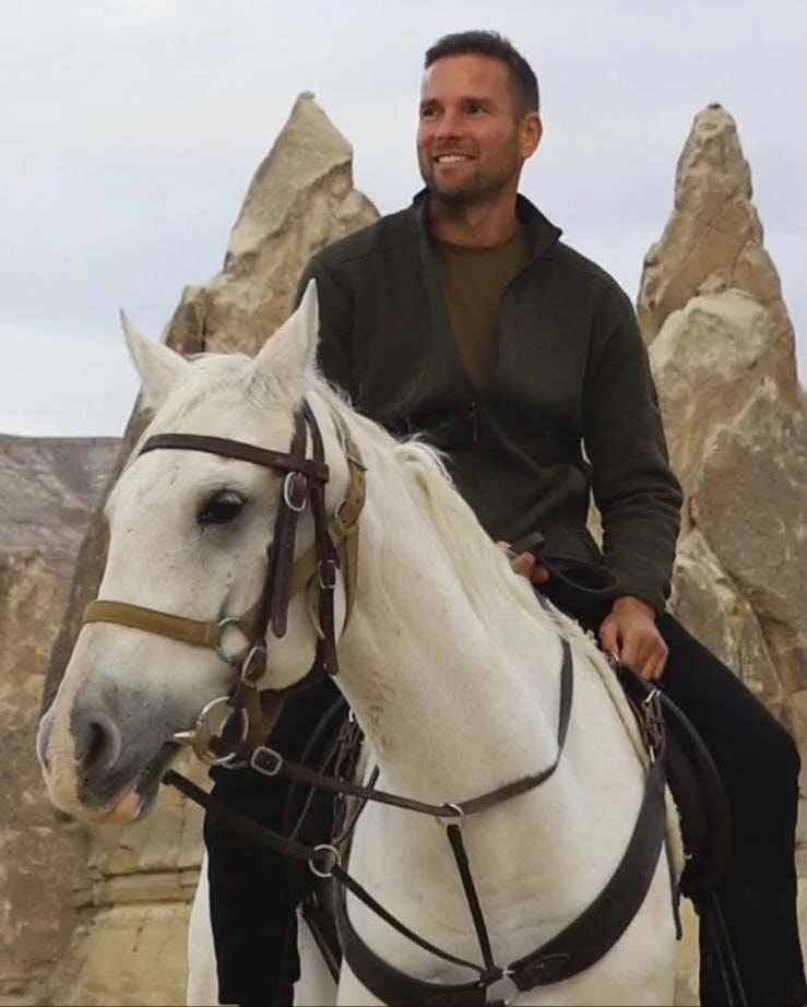 Leon also looks great riding white horses.